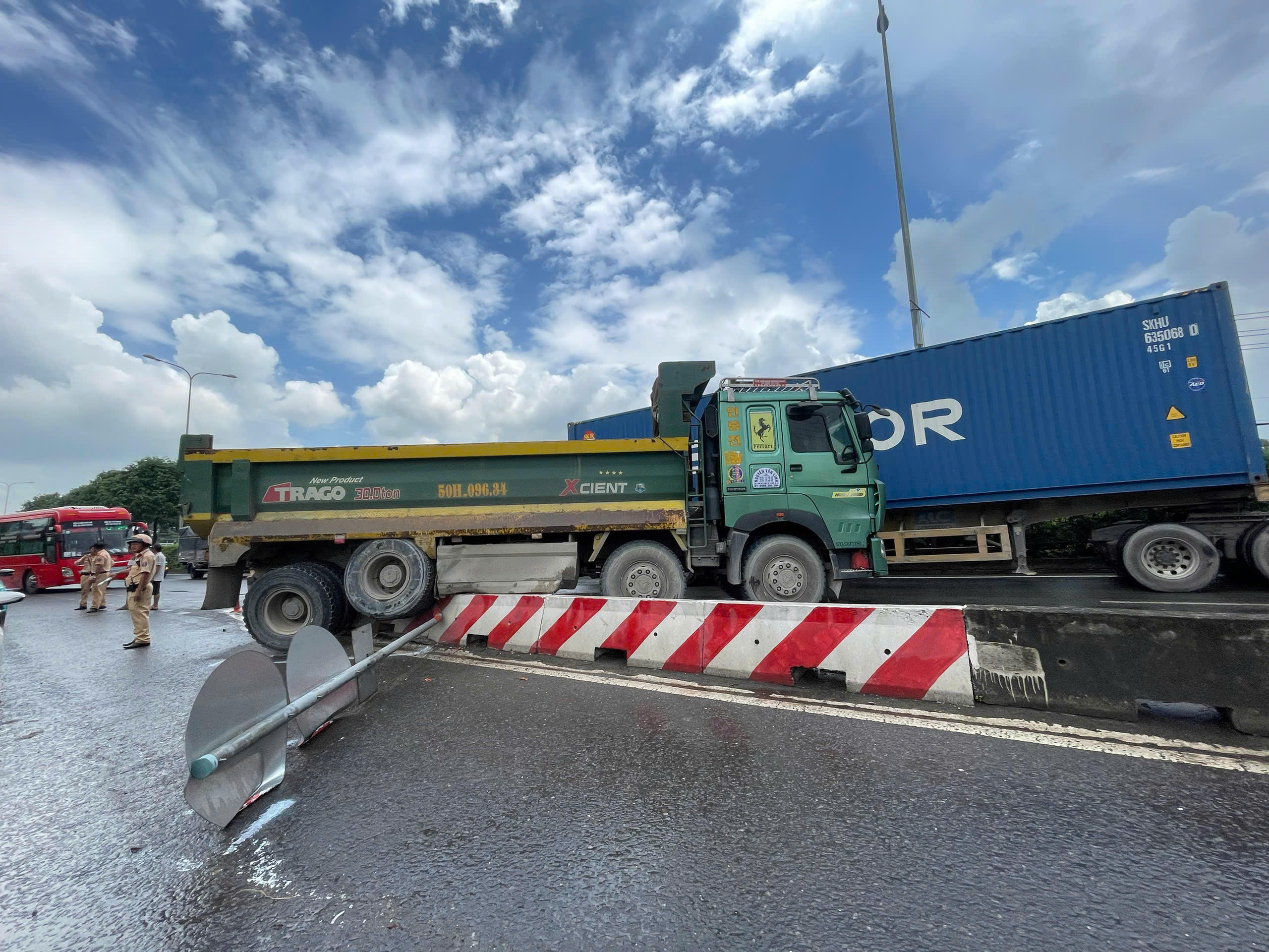 TP.HCM: Hai xe tông dải phân cách, đường Đỗ Mười ùn ứ kéo dài - Ảnh 2.