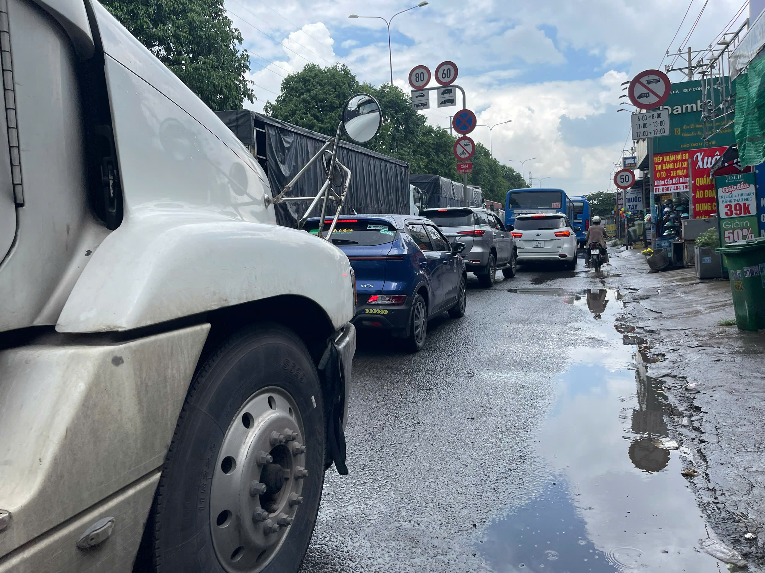 TP.HCM: Hai xe tông dải phân cách, đường Đỗ Mười ùn ứ kéo dài - Ảnh 3.