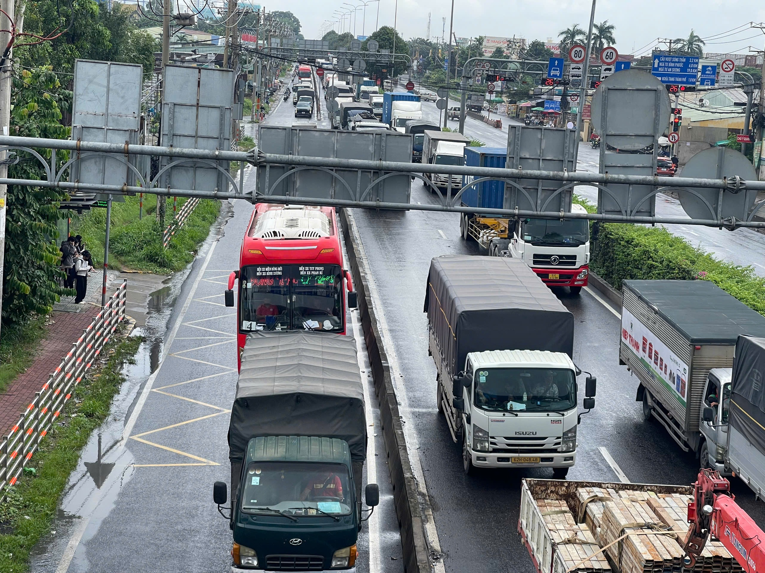 TP.HCM: Hai xe tông dải phân cách, đường Đỗ Mười ùn ứ kéo dài - Ảnh 4.