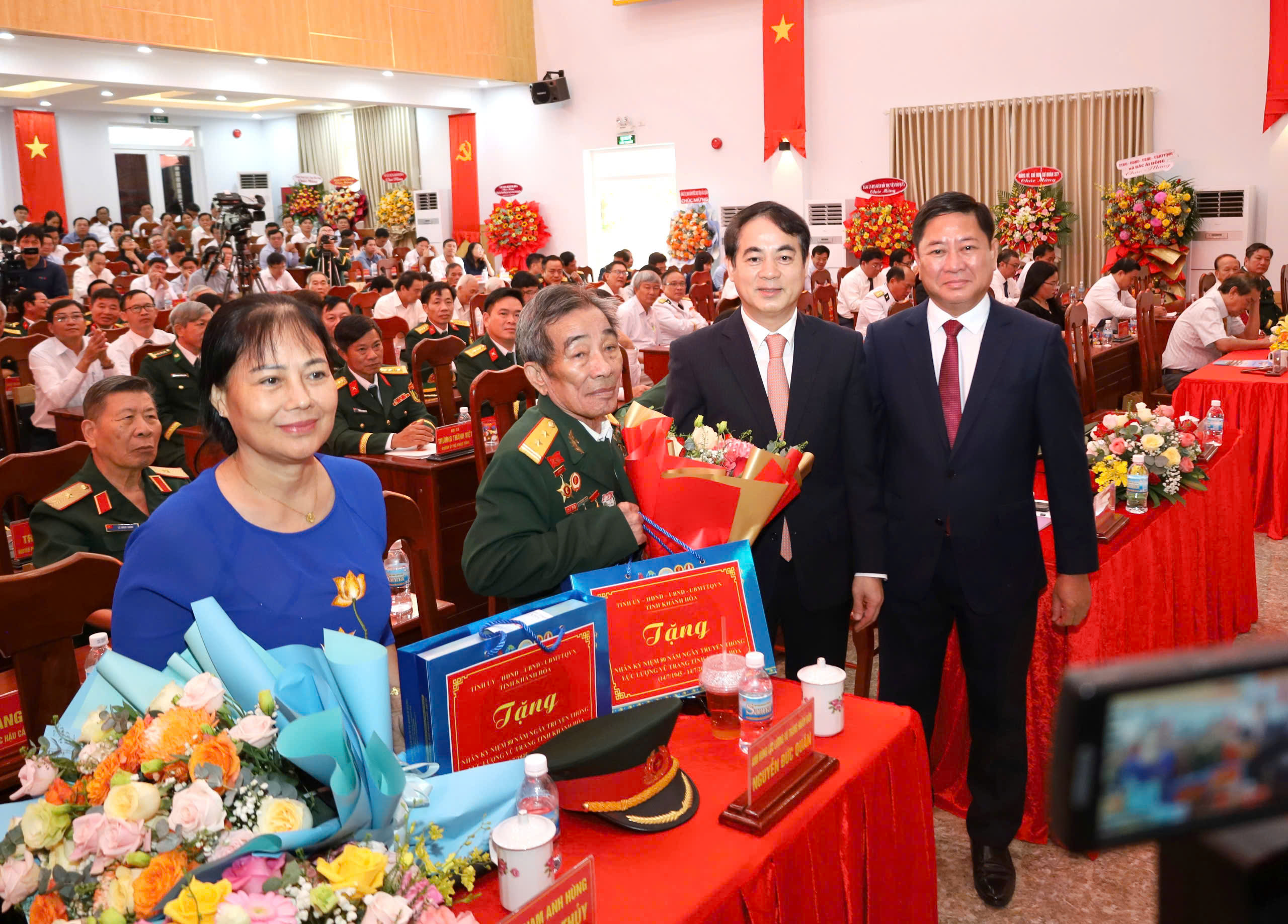 Khánh Hòa kỷ niệm 80 năm ngày truyền thống lực lượng vũ trang- Ảnh 2. Khánh Hòa kỷ niệm 80 năm ngày truyền thống lực lượng vũ trang- Ảnh 2.