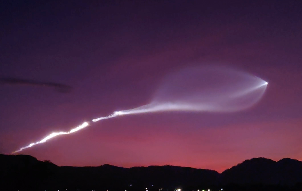 Vệt sáng lạ trên bầu trời bình minh tím ngắt ở biển Đà Nẵng, Gia Lai là gì? - Ảnh 1. Vệt sáng lạ trên bầu trời bình minh tím ngắt ở biển Đà Nẵng, Gia Lai là gì? - Ảnh 1.