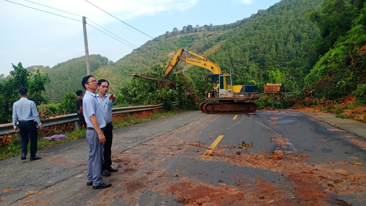 Khắc phục sạt lở trên đường ĐT.755B, kết nối tỉnh Đồng Nai và Lâm Đồng - Ảnh 2.