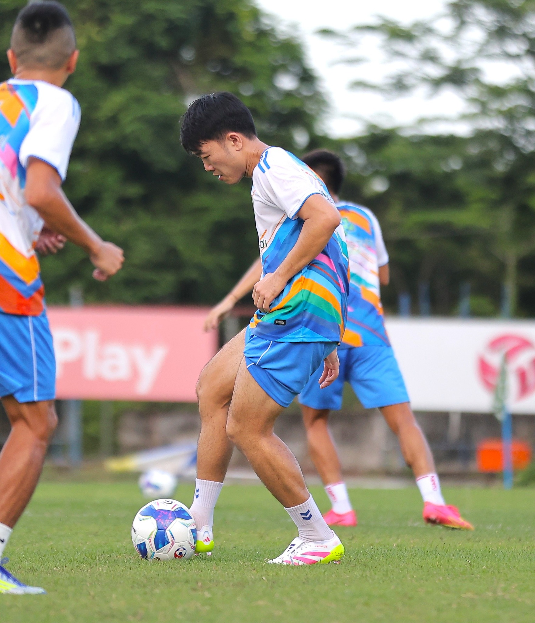 Cong Phuong má ještě jednoho spoluhráče: Nosil dres HAGL a pomohl Vietnamu do 23 let vyhrát mistrovství - Foto 2. Công Phượng có thêm đồng đội: Từng khoác áo HAGL, giúp U.23 Việt Nam vô địch- Ảnh 2.