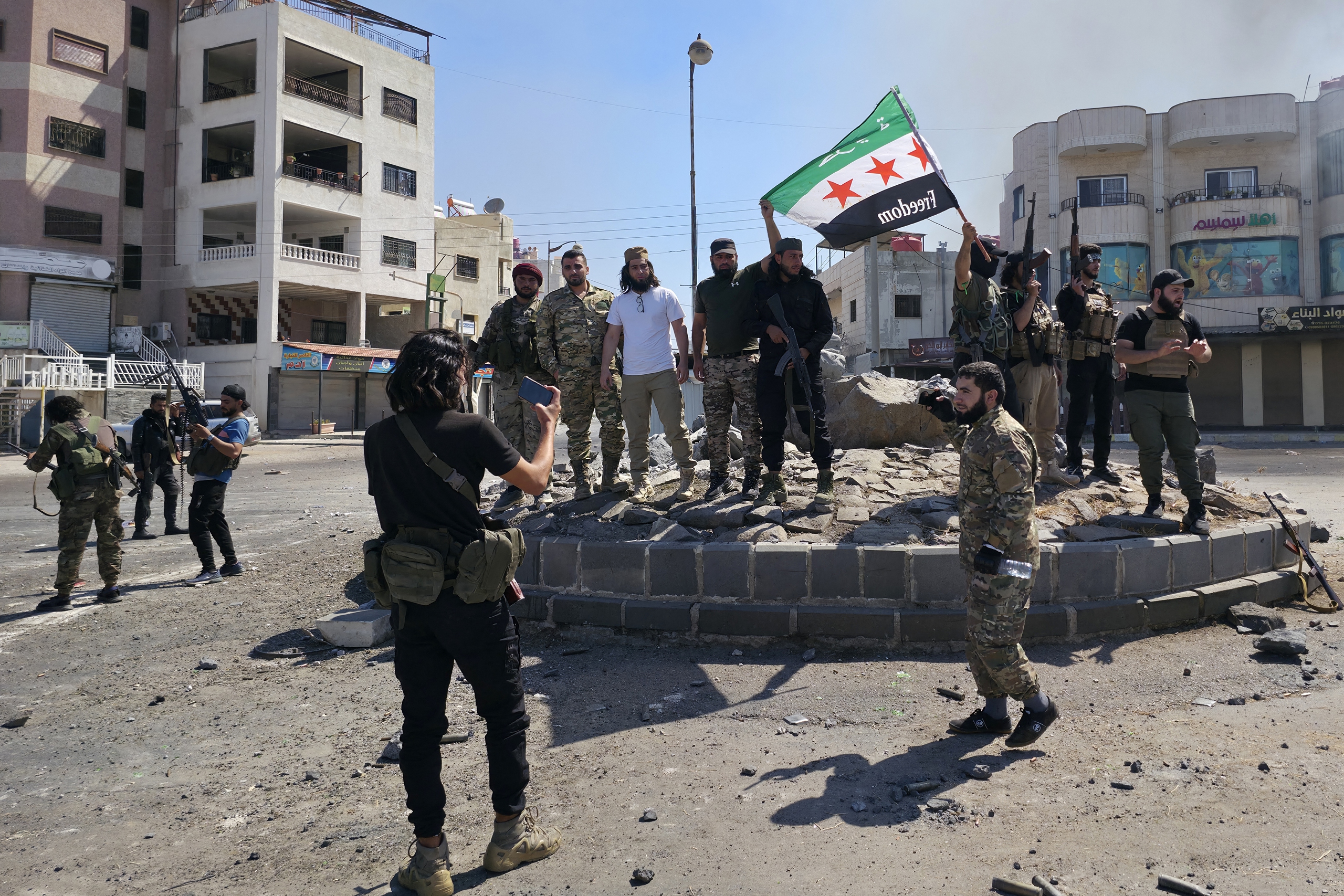 Quân đội Syria tiến vào Sweida giữa xung đột căng thẳng với người Druze - Ảnh 2. Quân đội Syria tiến vào Sweida giữa xung đột căng thẳng với người Druze - Ảnh 2.