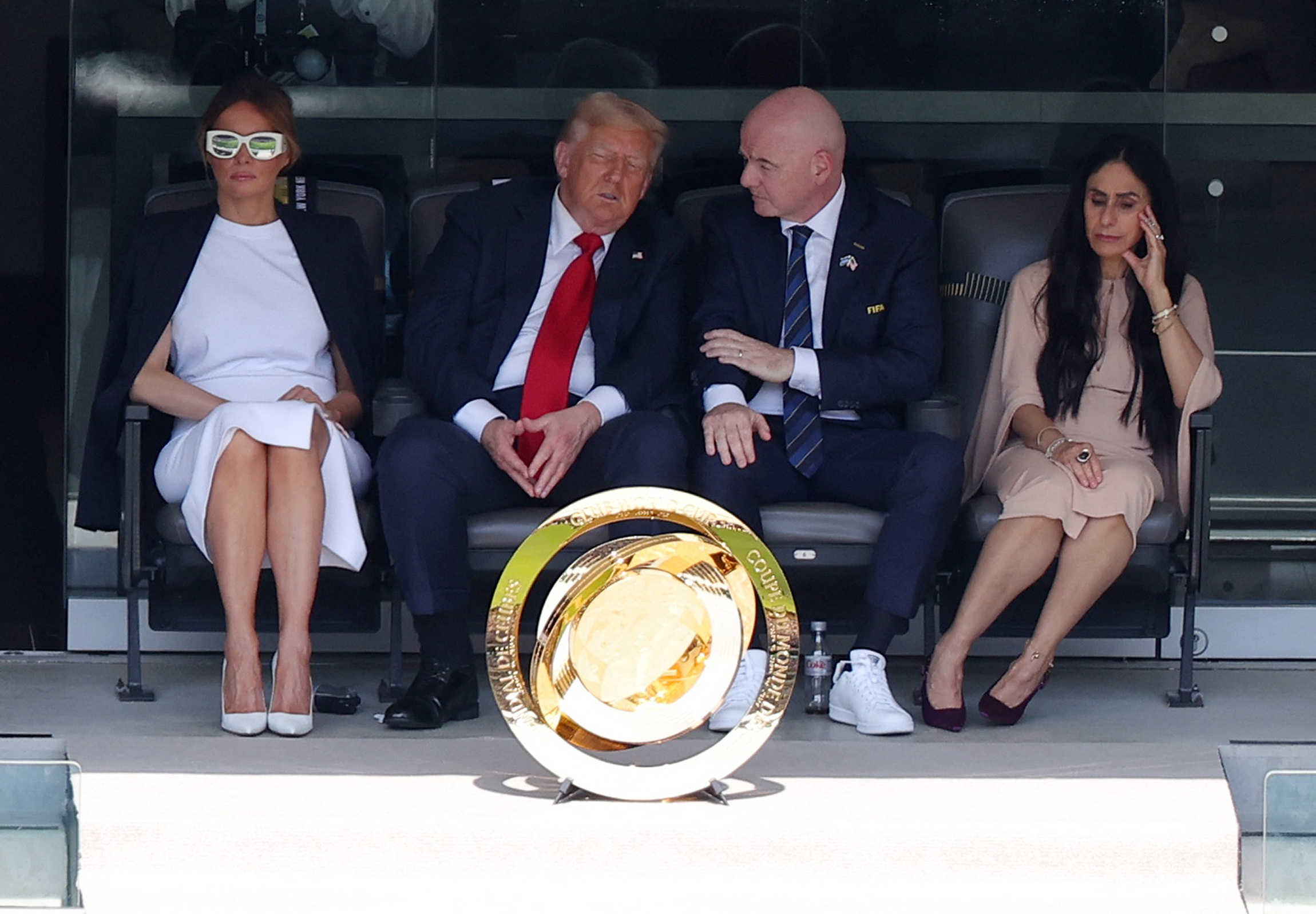 ‘Độc lạ’ Club World Cup: Tổng thống Trump giữ cúp xịn, đội vô địch Chelsea chỉ nhận bản sao- Ảnh 4. ‘Độc lạ’ Club World Cup: Tổng thống Trump giữ cúp xịn, đội vô địch Chelsea chỉ nhận bản sao- Ảnh 4.