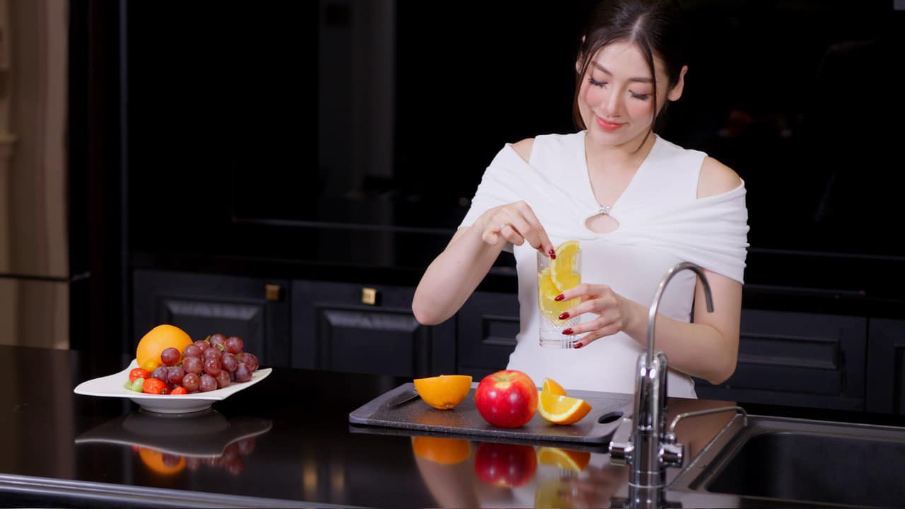 Á hậu Dương Tú Anh "kể chuyện" nhận show quảng cáo - Ảnh 2.
