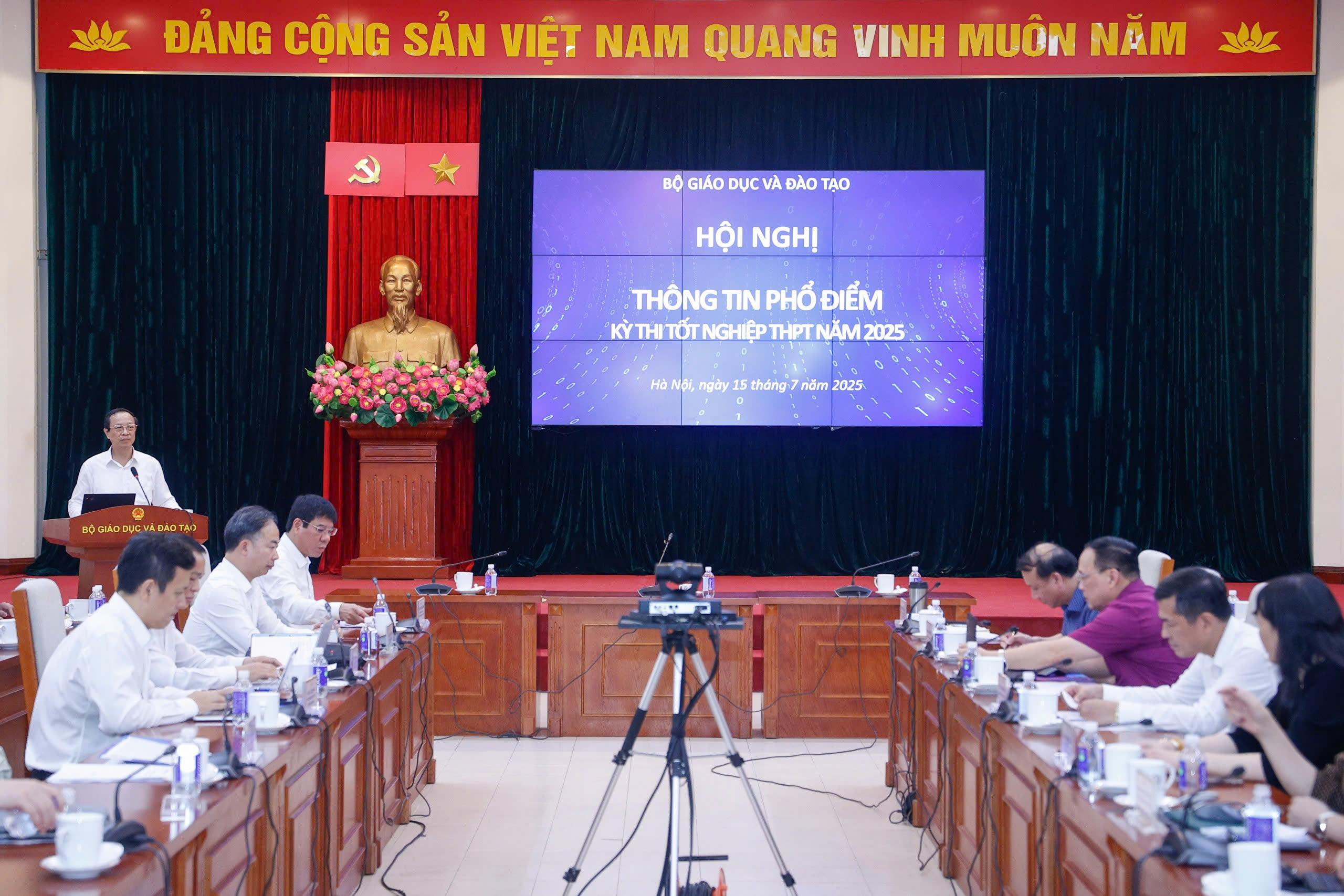 Chuyên gia nói gì về phổ điểm thi tốt nghiệp THPT 2025 Bộ GD-ĐT vừa công bố?- Ảnh 1. Chuyên gia nói gì về phổ điểm thi tốt nghiệp THPT 2025 Bộ GD-ĐT vừa công bố?- Ảnh 1.