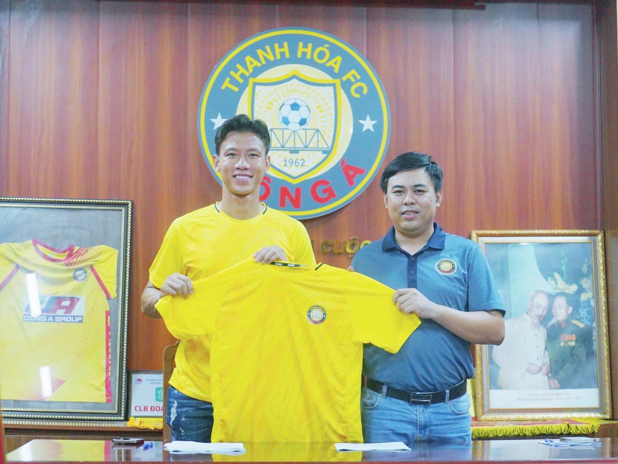 Que Ngoc Hai chega ao Thanh Hoa Club e trabalha com o ex-assistente Sr. Kim - Foto 3. Quế Ngọc Hải cập bến CLB Thanh Hóa, làm việc với trợ lý cũ ông Kim- Ảnh 3.