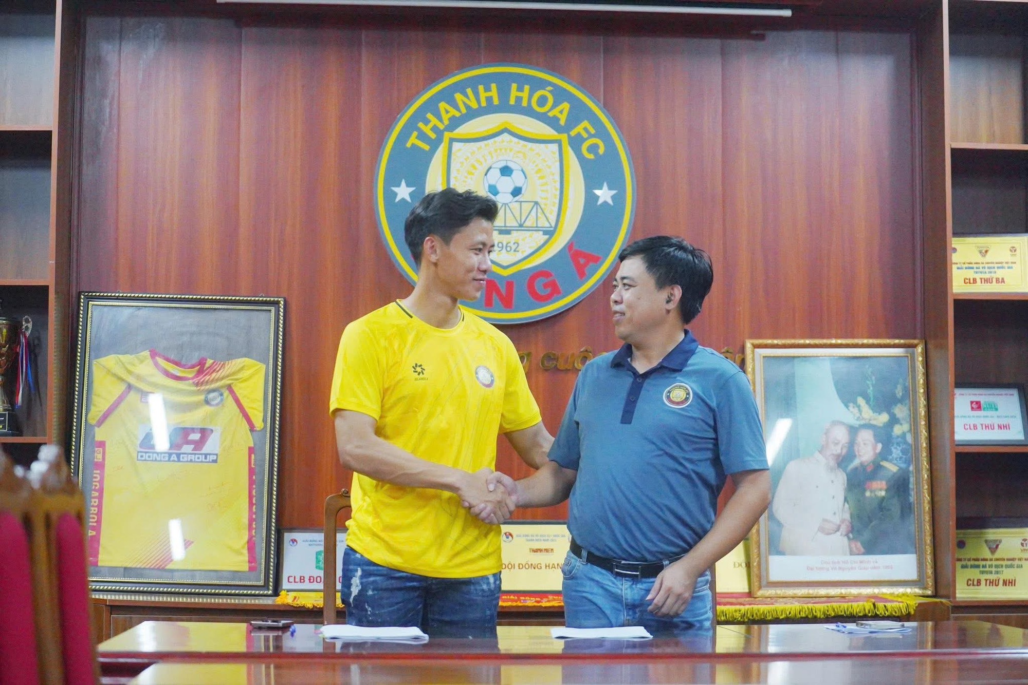 Que Ngoc Hai chega ao Thanh Hoa Club e trabalha com o ex-assistente Sr. Kim - Foto 2. Quế Ngọc Hải cập bến CLB Thanh Hóa, làm việc với trợ lý cũ ông Kim- Ảnh 2.