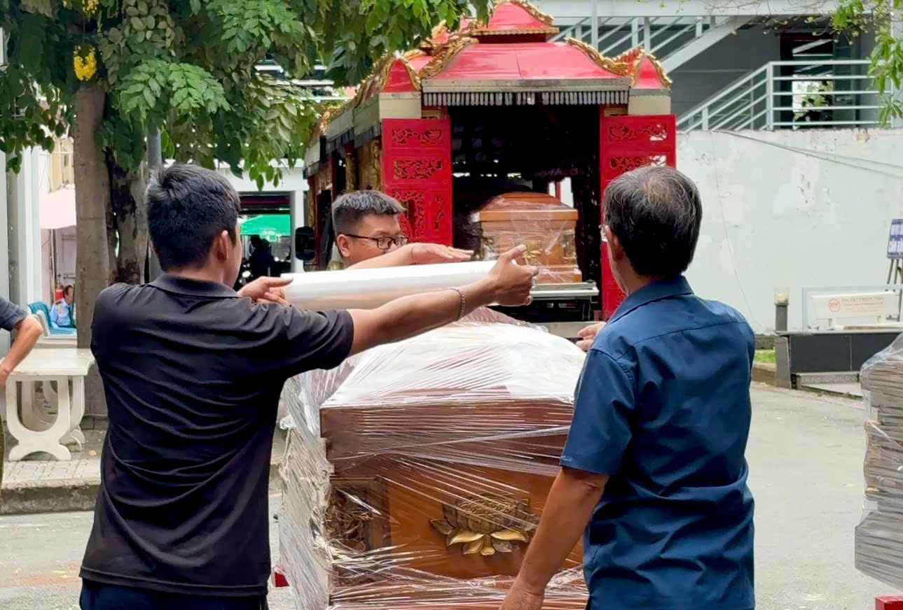 Nghề mai táng ở TP.HCM: Bị dán mác 'dính âm khí', ít ai dám làm- Ảnh 1. Nghề mai táng ở TP.HCM: Bị dán mác 'dính âm khí', ít ai dám làm- Ảnh 1.