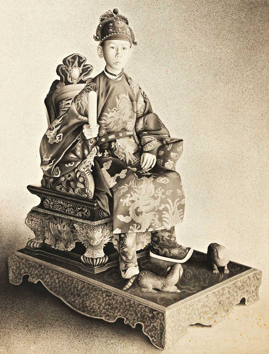 Ngai vàng 'nhí' cho vị vua thiếu niên Duy Tân- Ảnh 2. Ngai vàng 'nhí' cho vị vua thiếu niên Duy Tân- Ảnh 2.
