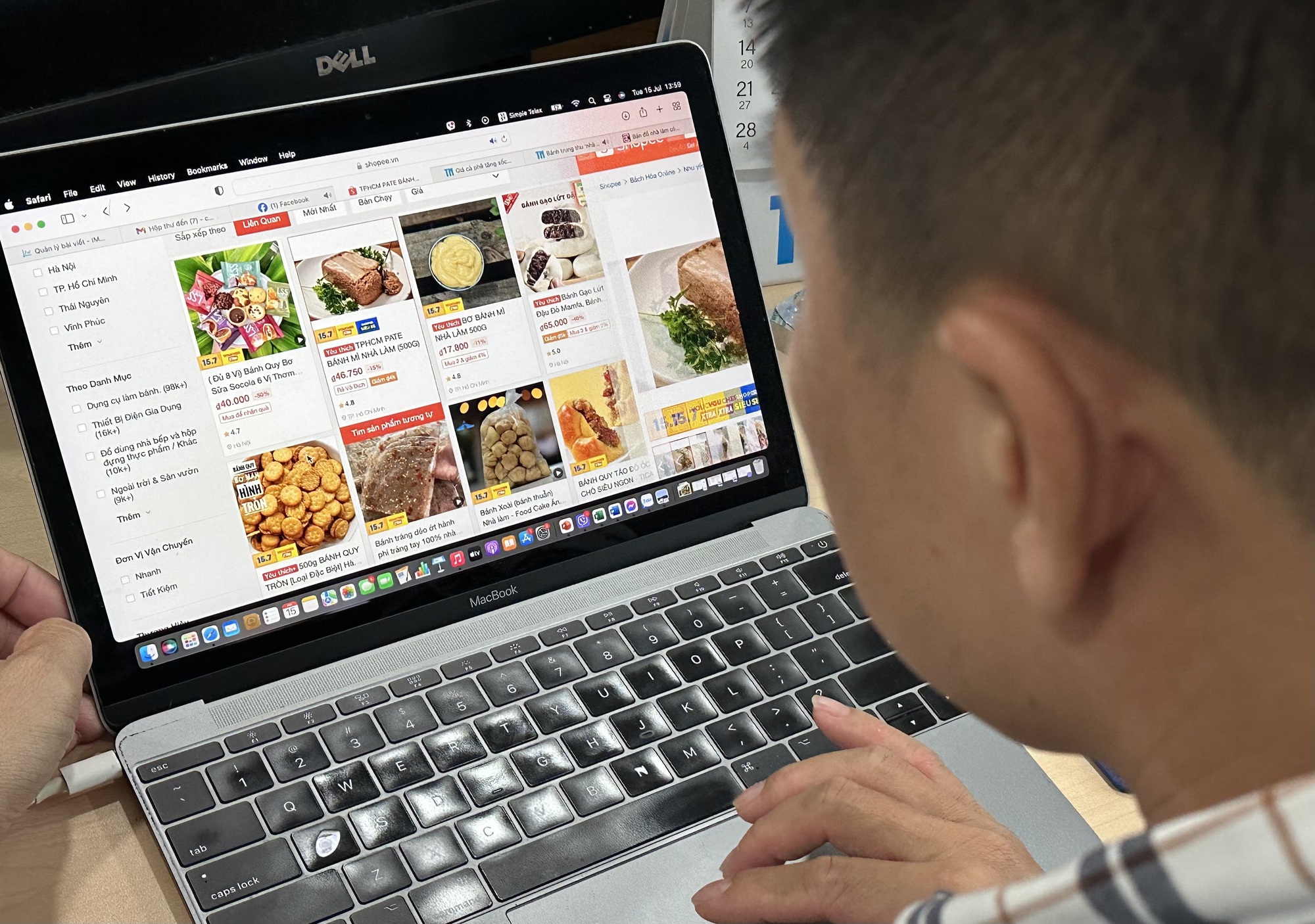 Bất an với thực phẩm 'nhà làm' bán tràn lan- Ảnh 1. Bất an với thực phẩm 'nhà làm' bán tràn lan- Ảnh 1.