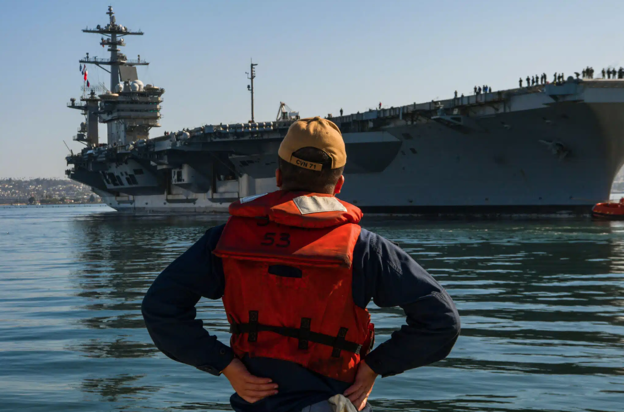 Tàu sân bay USS Abraham Lincoln khẩn cấp rời cảng đến Thái Bình Dương - Ảnh 1.