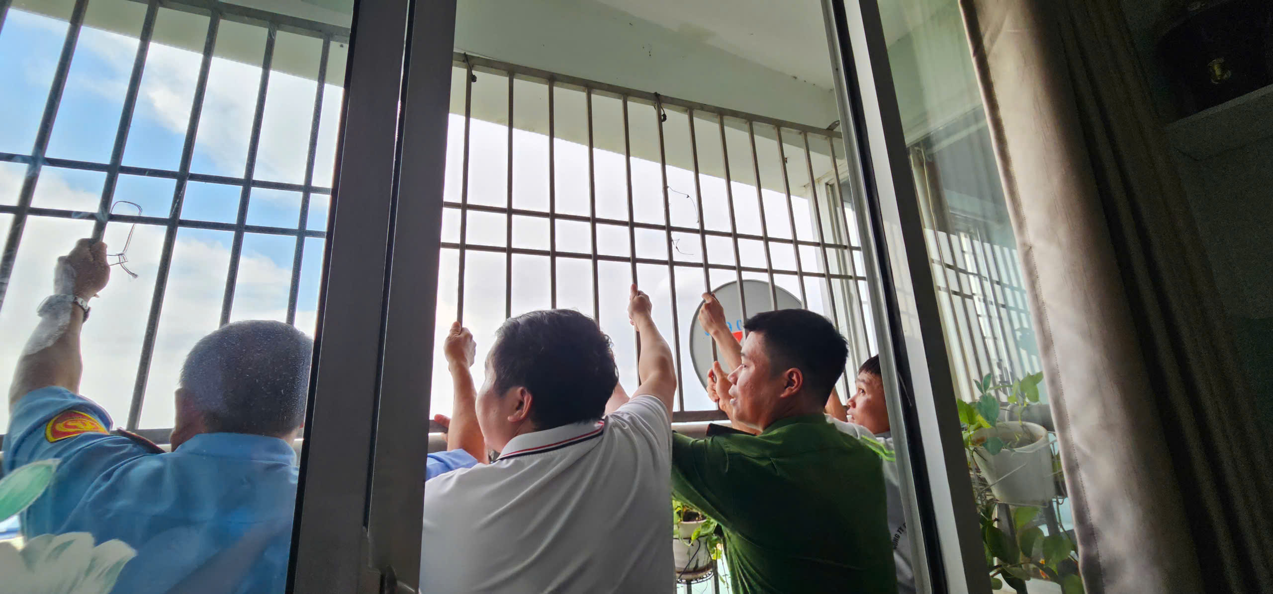 Người dân TP.HCM đồng thuận tháo dỡ 'chuồng cọp', giữ tính mạng - Ảnh 5.