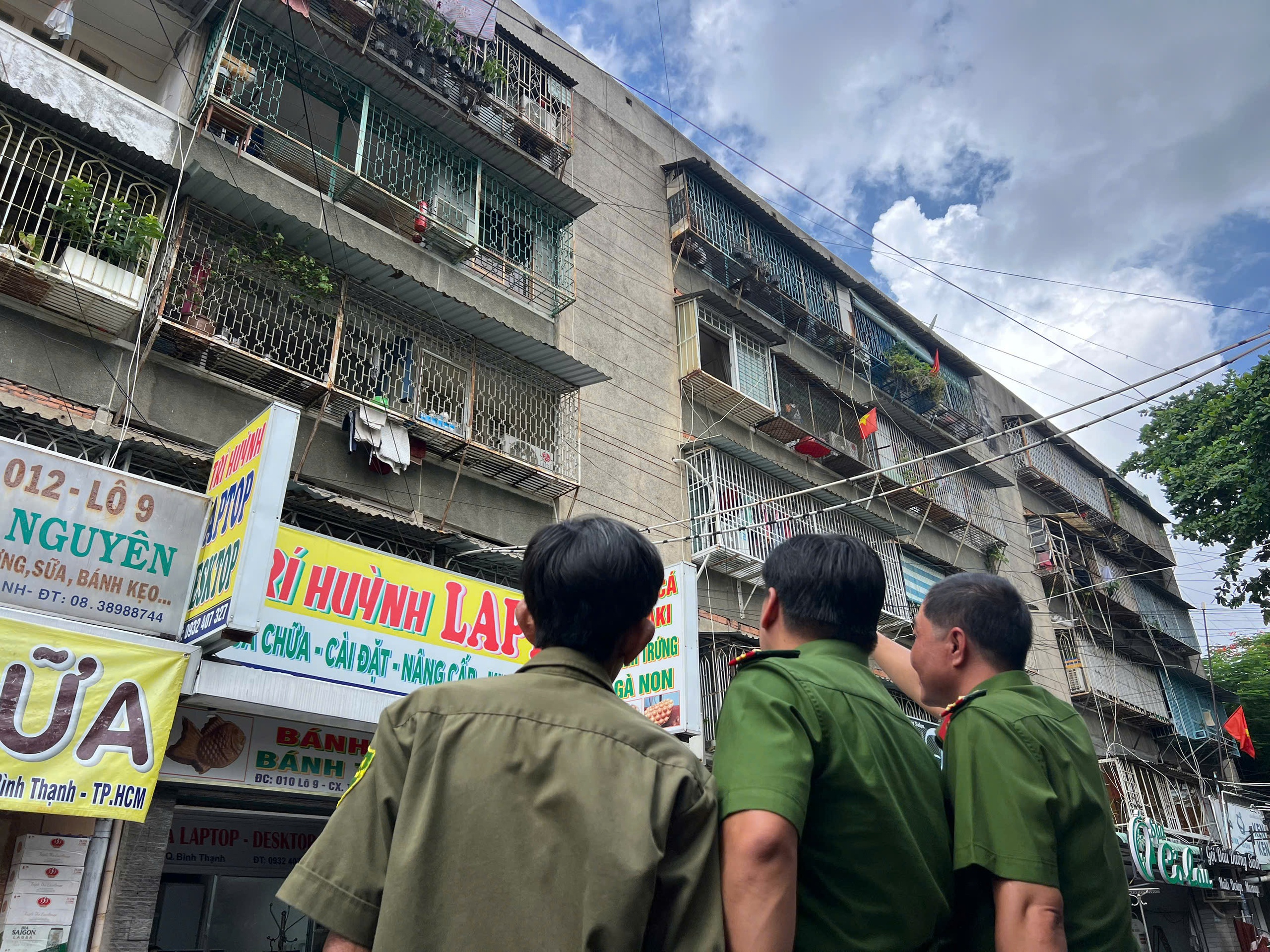 Người dân TP.HCM đồng thuận tháo dỡ 'chuồng cọp', giữ tính mạng - Ảnh 4.