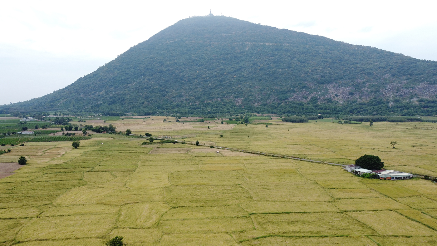 តំបន់ទេសចរណ៍ក្បែរភ្នំបាដែន មិនគួររំលង - រូបថត ៣. Những điểm du lịch gần núi Bà Đen không nên bỏ lỡ- Ảnh 3.
