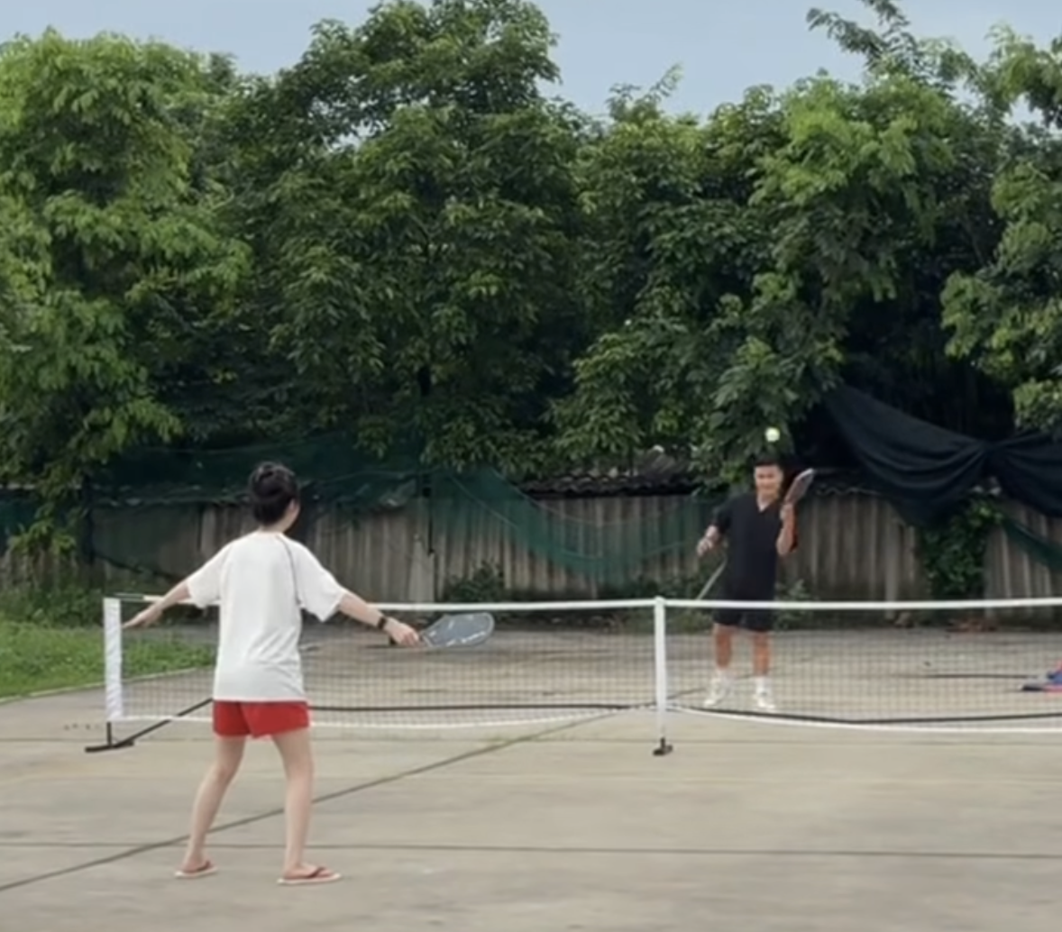 Η οικογένεια του Quang Hai παίζει pickleball με μεγάλη διασκέδαση: Αυτός ο χαρακτήρας κάνει τους χρήστες του διαδικτύου να «λιώνουν» - Φωτογραφία 2. Gia đình Quang Hải chơi pickleball cực vui: Nhân vật này khiến dân mạng 'tan chảy'- Ảnh 2.