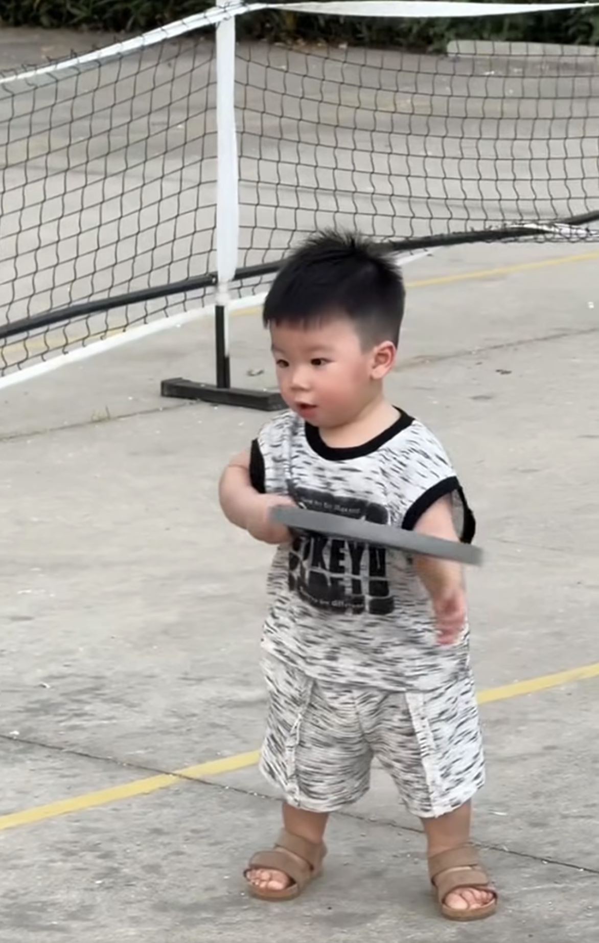 Η οικογένεια του Quang Hai παίζει pickleball με μεγάλη διασκέδαση: Αυτός ο χαρακτήρας κάνει τους χρήστες του διαδικτύου να «λιώνουν» - Φωτογραφία 5. Gia đình Quang Hải chơi pickleball cực vui: Nhân vật này khiến dân mạng 'tan chảy'- Ảnh 5.