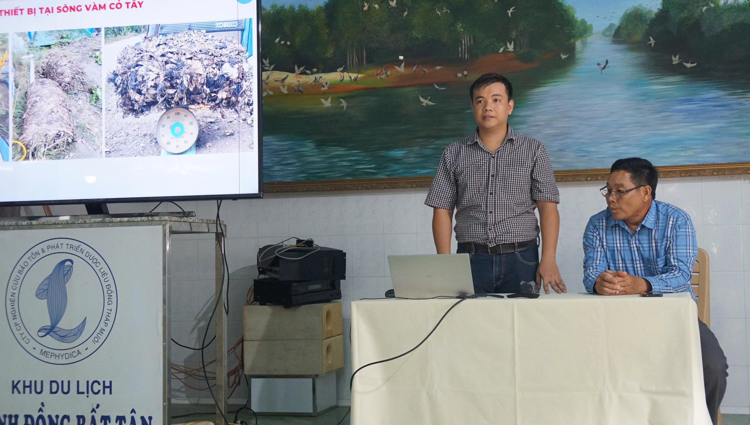 Thân phận lục bình Nam bộ: Ai cũng muốn 'xử' lục bình- Ảnh 2. Thân phận lục bình Nam bộ: Ai cũng muốn 'xử' lục bình- Ảnh 2.