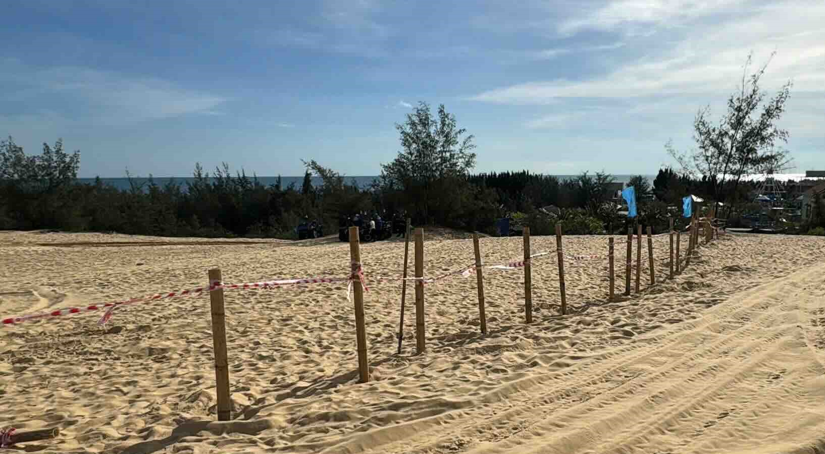 Đồi cát phục vụ du lịch ở Quang Phú bị rào bằng… cọc tre- Ảnh 1.