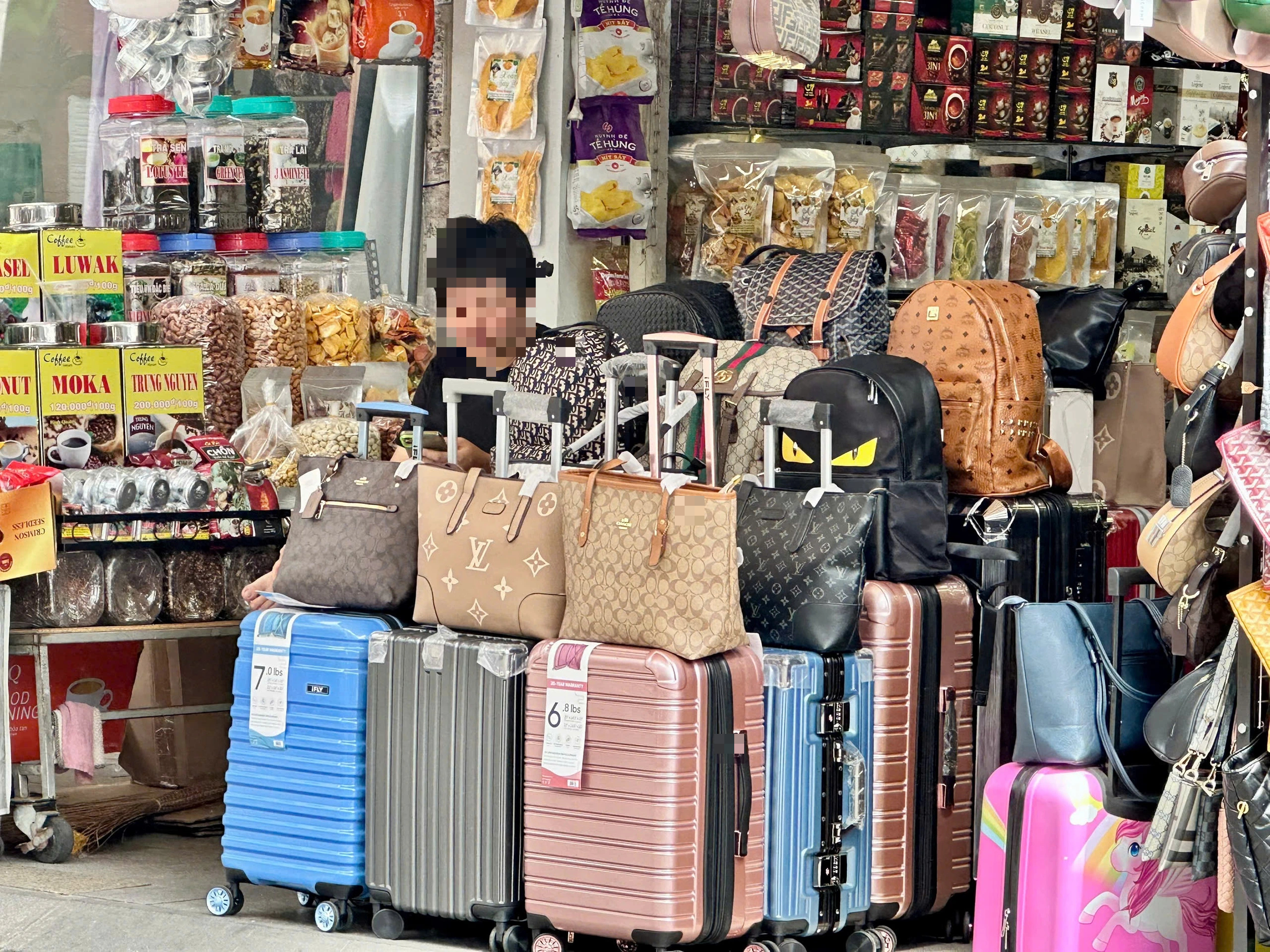 Đi chợ Bến Thành mua 'hàng hiệu' LV, Gucci, Fendi...- Ảnh 4. Đi chợ Bến Thành mua 'hàng hiệu' LV, Gucci, Fendi...- Ảnh 4.