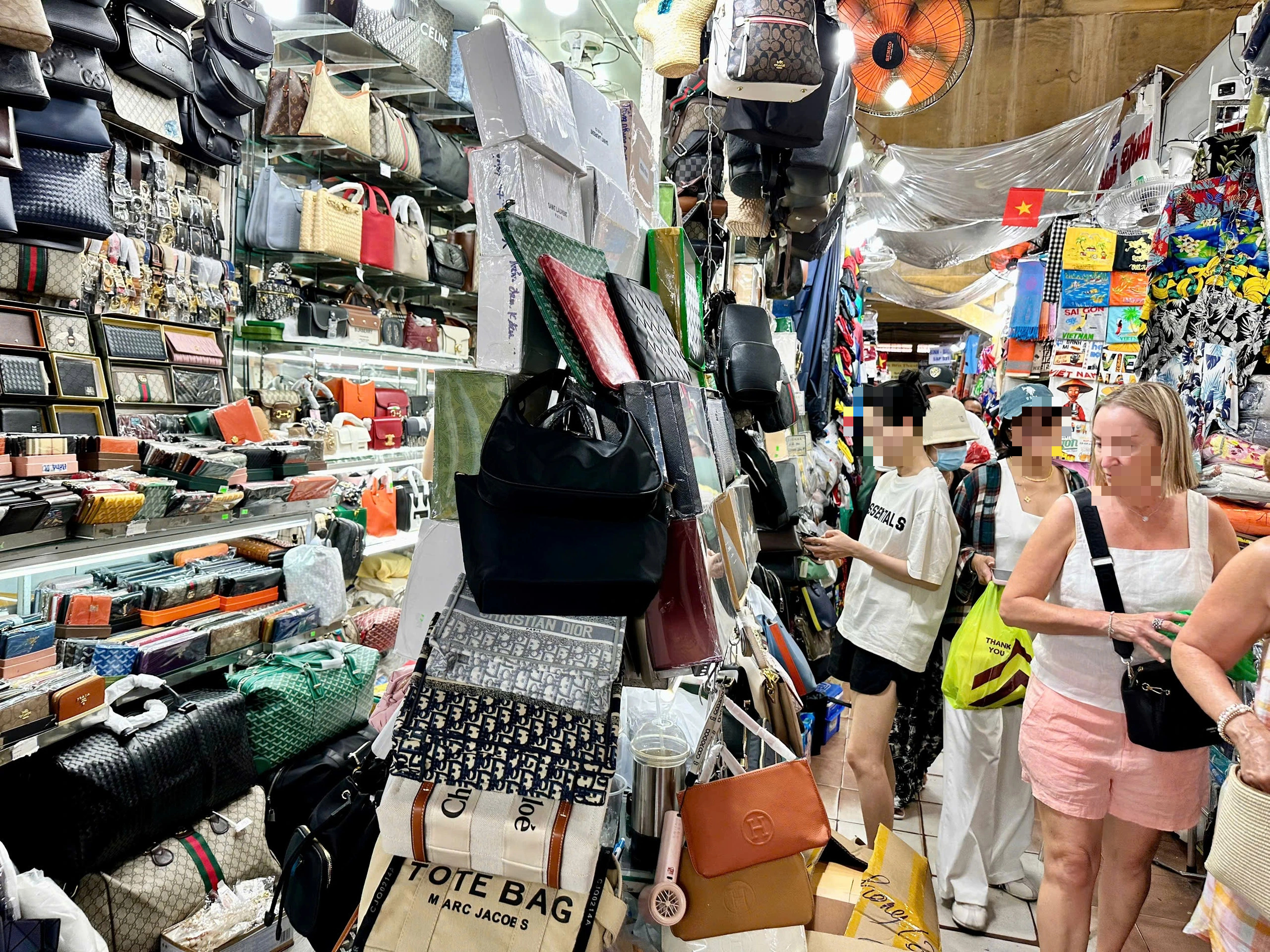 Đi chợ Bến Thành mua 'hàng hiệu' LV, Gucci, Fendi...- Ảnh 1. Đi chợ Bến Thành mua 'hàng hiệu' LV, Gucci, Fendi...- Ảnh 1.