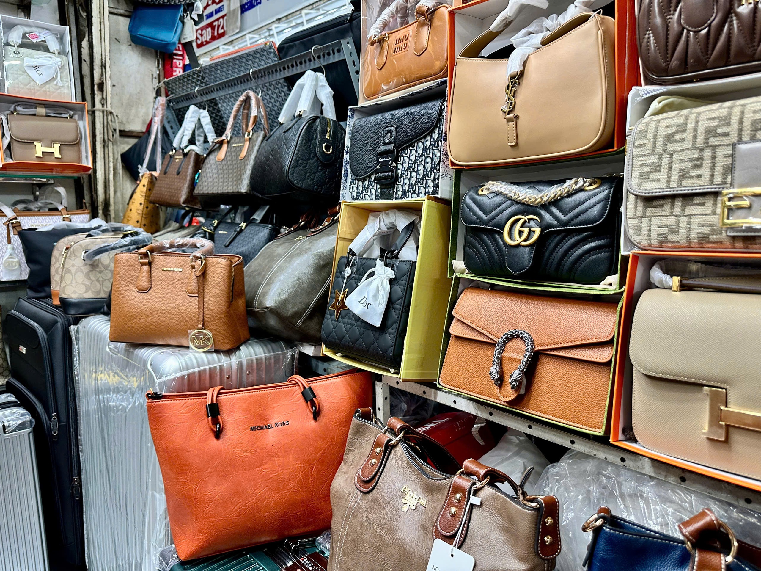 Đi chợ Bến Thành mua 'hàng hiệu' LV, Gucci, Fendi...- Ảnh 6. Đi chợ Bến Thành mua 'hàng hiệu' LV, Gucci, Fendi...- Ảnh 6.