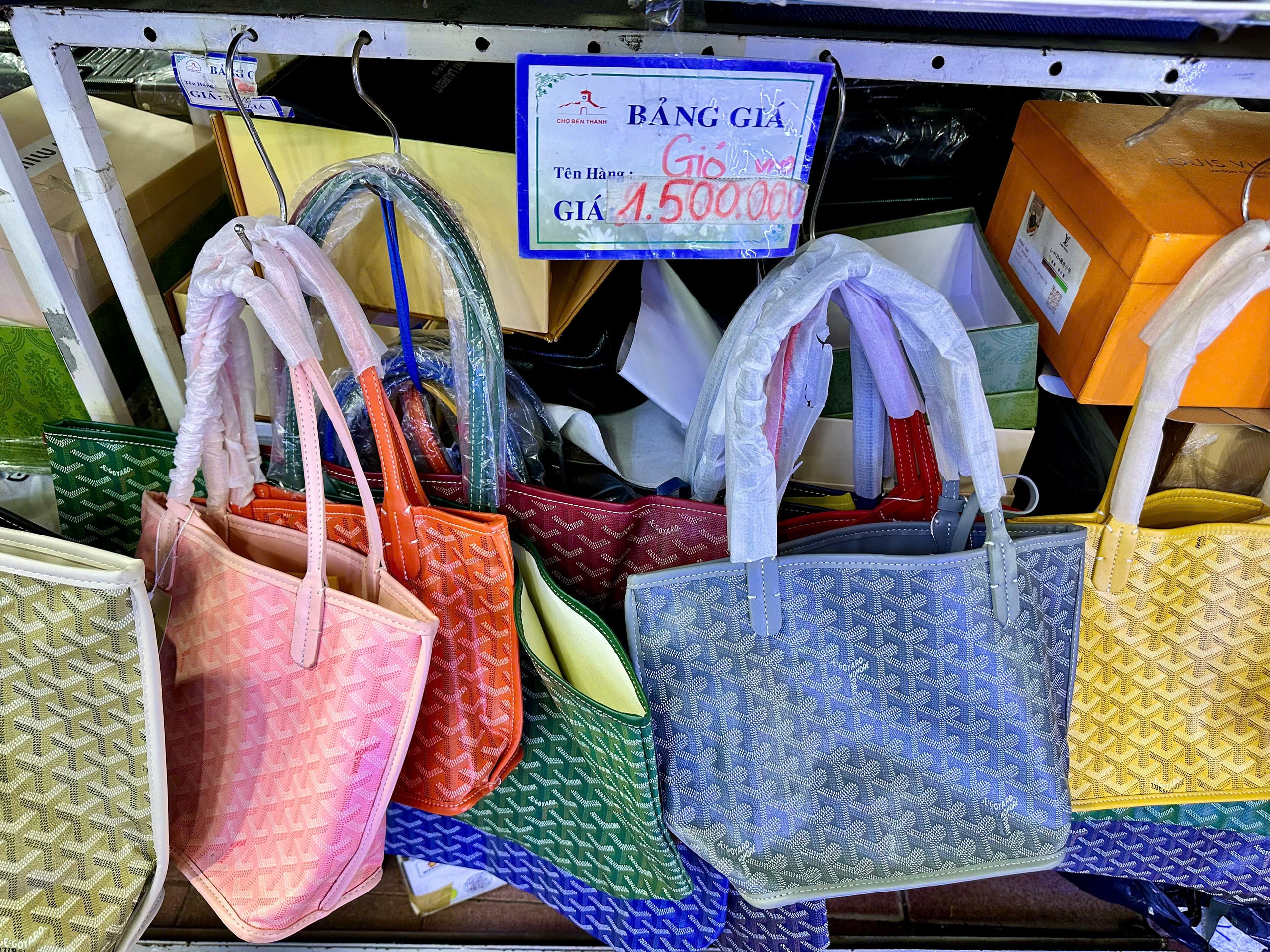 Đi chợ Bến Thành mua 'hàng hiệu' LV, Gucci, Fendi...- Ảnh 7. Đi chợ Bến Thành mua 'hàng hiệu' LV, Gucci, Fendi...- Ảnh 7.