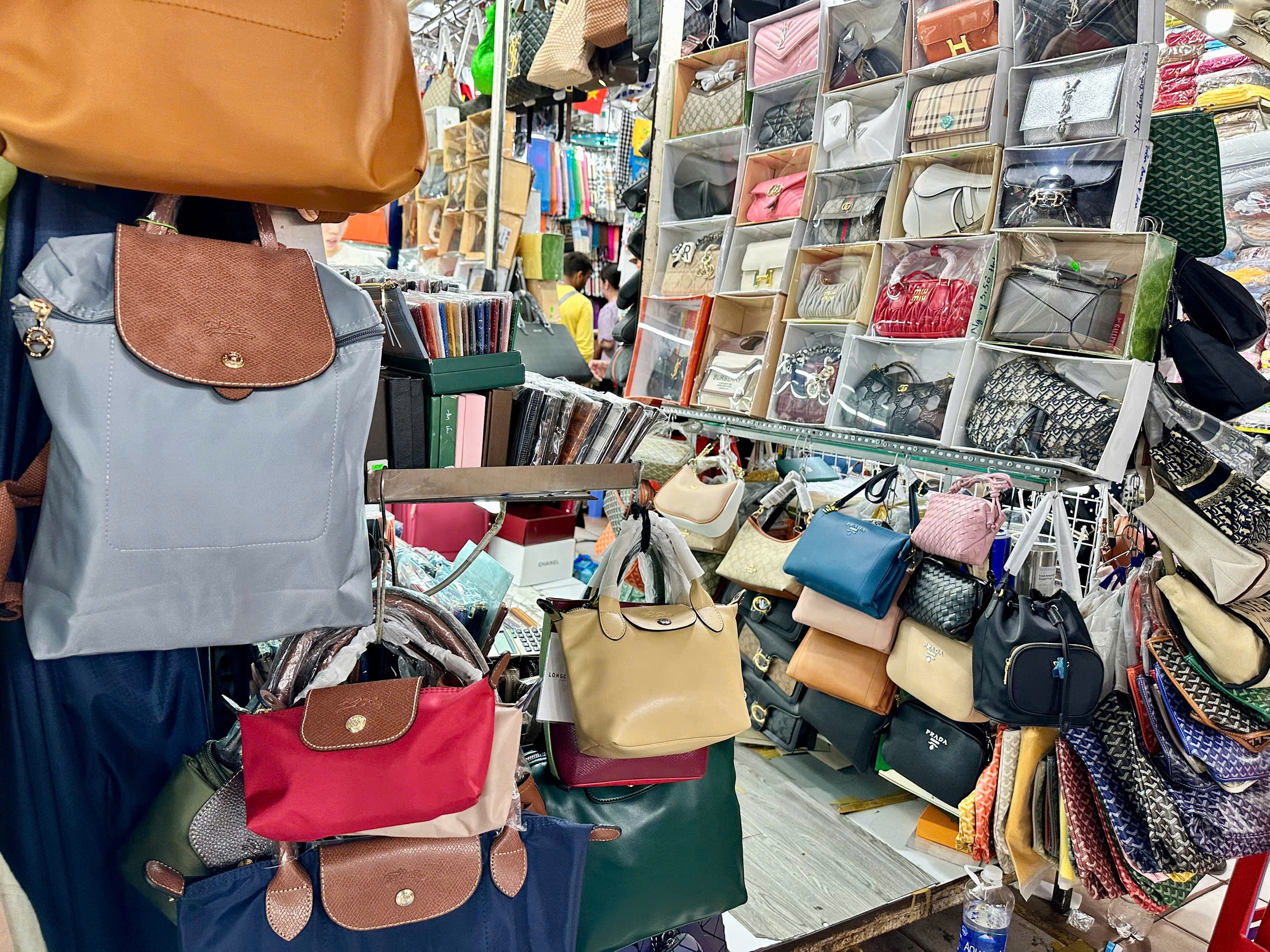 Đi chợ Bến Thành mua 'hàng hiệu' LV, Gucci, Fendi...- Ảnh 10. Đi chợ Bến Thành mua 'hàng hiệu' LV, Gucci, Fendi...- Ảnh 10.