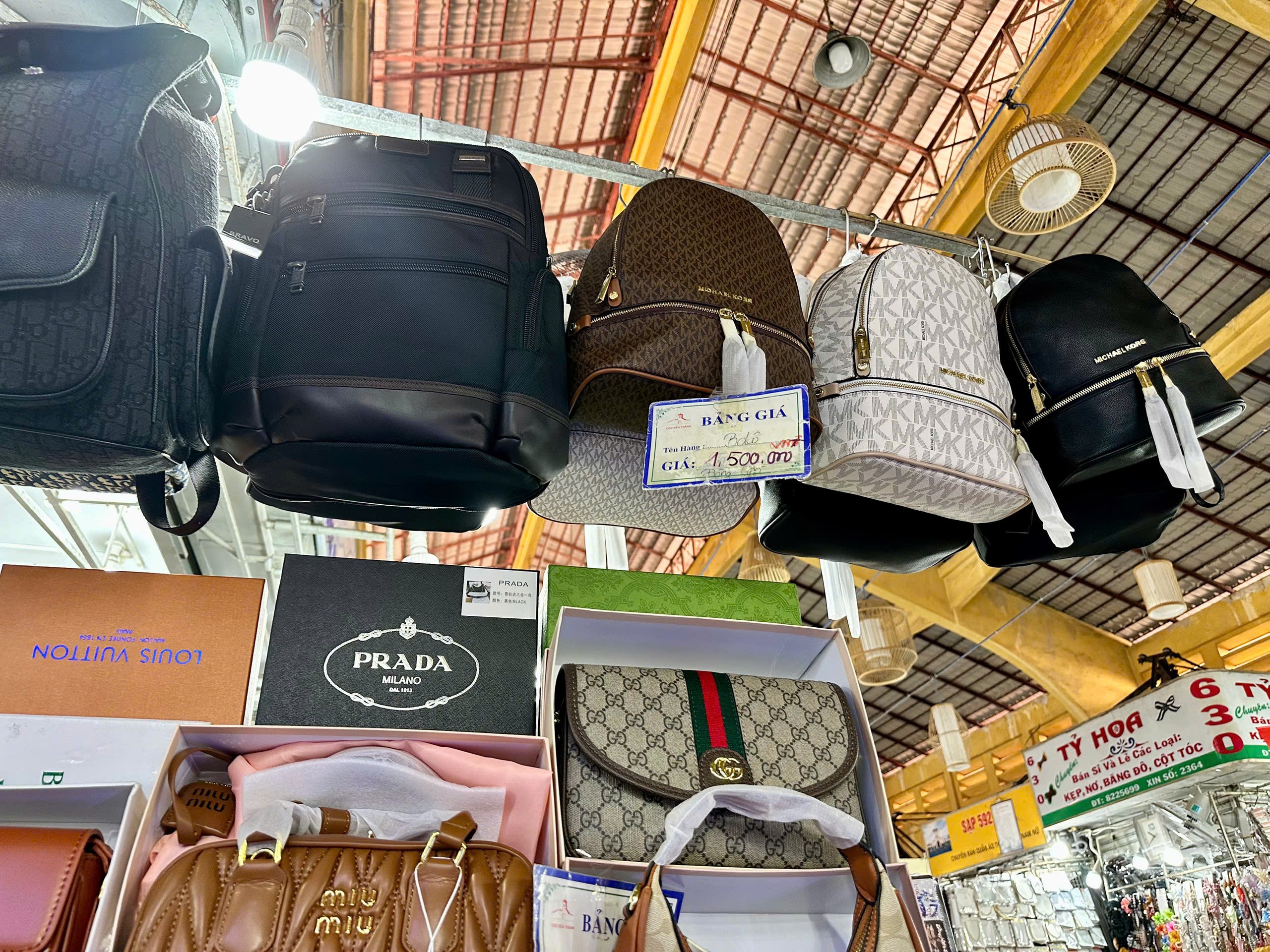 Đi chợ Bến Thành mua 'hàng hiệu' LV, Gucci, Fendi...- Ảnh 8. Đi chợ Bến Thành mua 'hàng hiệu' LV, Gucci, Fendi...- Ảnh 8.