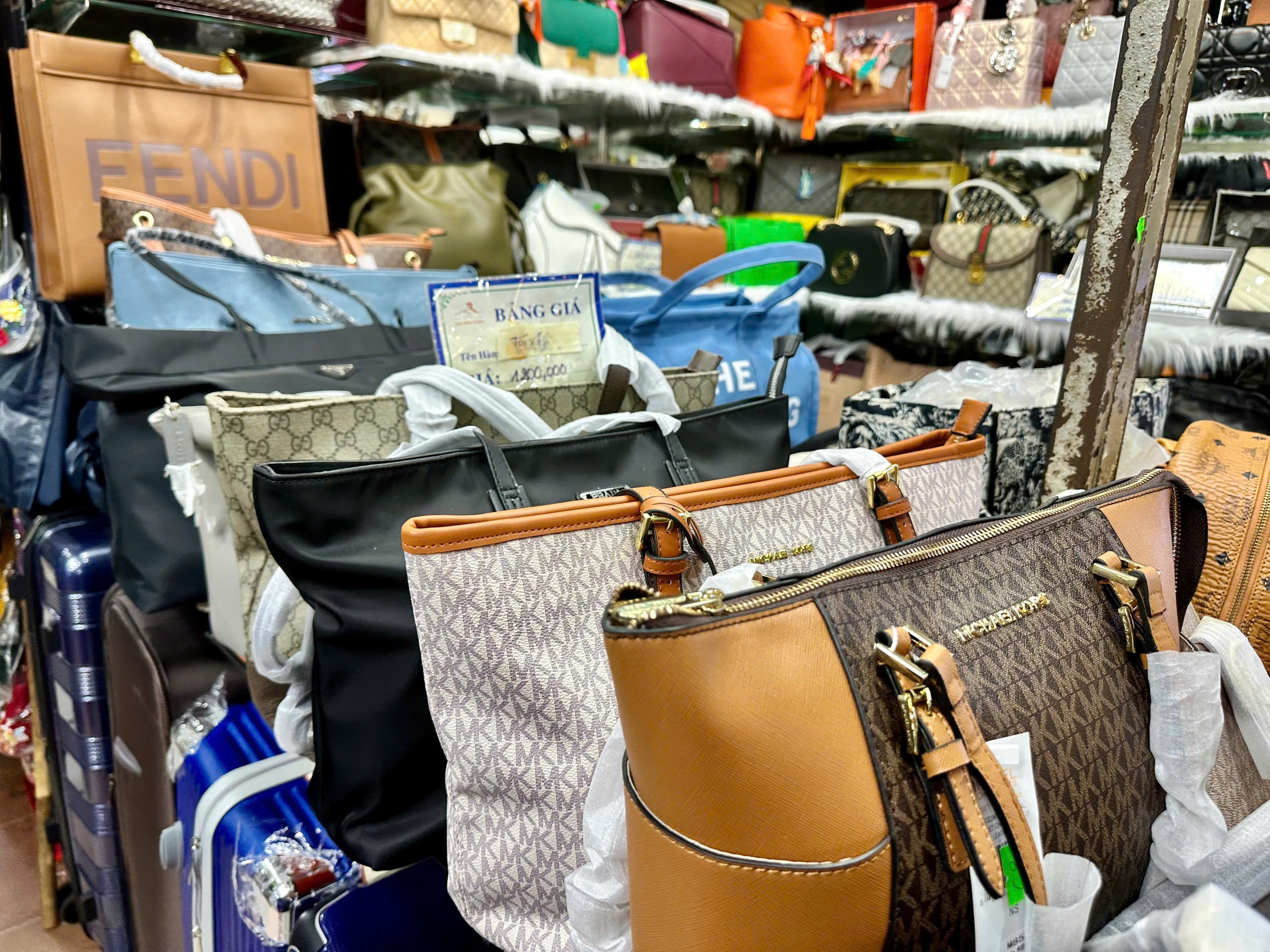 Đi chợ Bến Thành mua 'hàng hiệu' LV, Gucci, Fendi...- Ảnh 12. Đi chợ Bến Thành mua 'hàng hiệu' LV, Gucci, Fendi...- Ảnh 12.