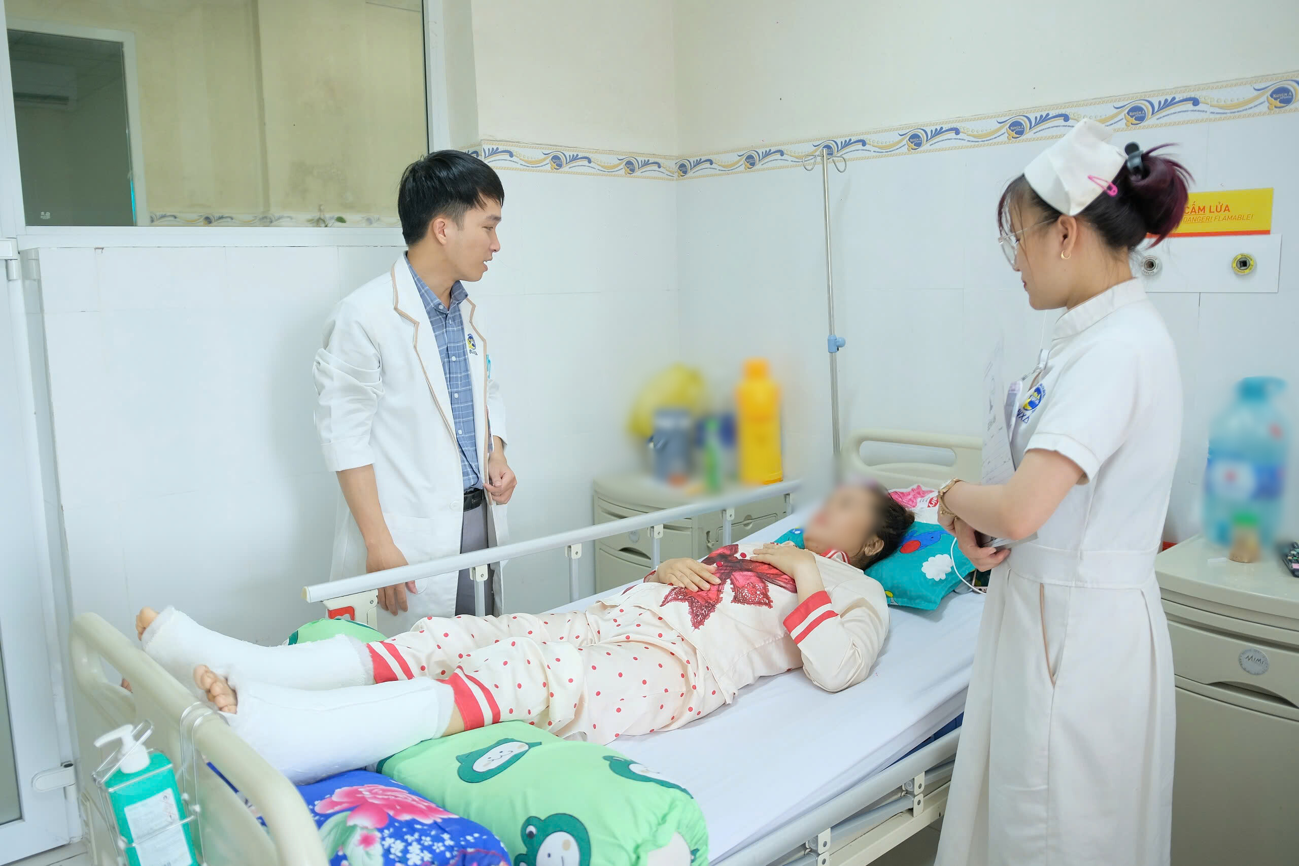 Thang máy rơi tự do khiến một người phụ nữ gãy cột sống - Ảnh 1.