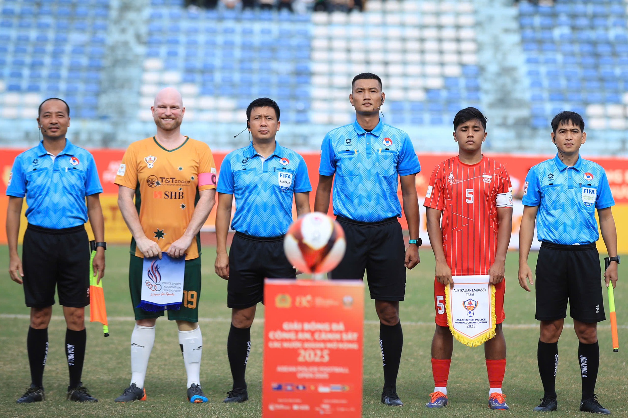 Das Polizeifußballturnier war ein großer Erfolg, die vietnamesische Marke wurde stark verbreitet – Foto 6. Giải bóng đá Công an-Cảnh sát thành công rực rỡ, thương hiệu Việt Nam được lan tỏa mạnh mẽ- Ảnh 6.