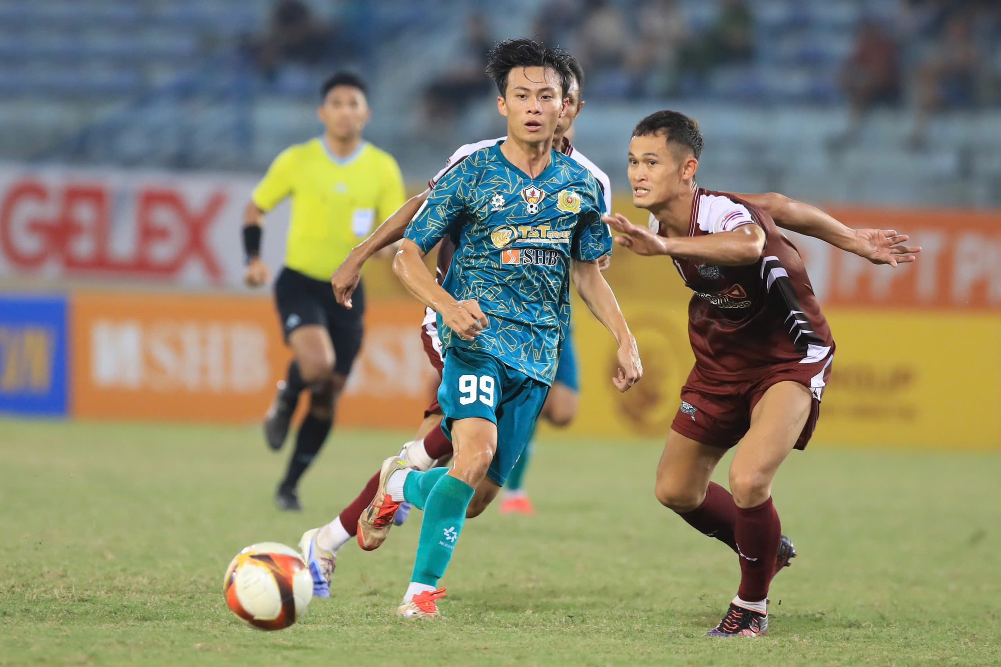 Das Polizeifußballturnier war ein großer Erfolg, die vietnamesische Marke wurde stark verbreitet – Foto 4. Giải bóng đá Công an-Cảnh sát thành công rực rỡ, thương hiệu Việt Nam được lan tỏa mạnh mẽ- Ảnh 4.