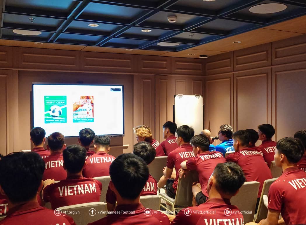 AFF ហាមប្រាម U.23 វៀតណាមយ៉ាងតឹងរ៉ឹង ពីការជួសជុលការប្រកួត និងការឃុបឃិតគ្នា៖ មិនត្រូវល្បួង ឬសូកប៉ាន់ - រូបថត ២. AFF nghiêm cấm U.23 Việt Nam dàn xếp tỷ số, móc ngoặc: Không để bị cám dỗ, mua chuộc- Ảnh 2.