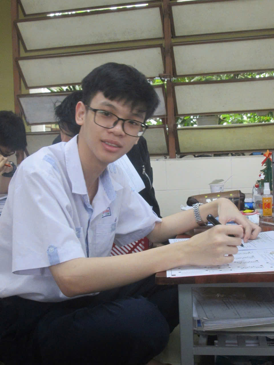 Thủ khoa khối B toàn quốc: Đi học xa nhà, cuối tuần bán đồ ăn phụ mẹ - Ảnh 1.