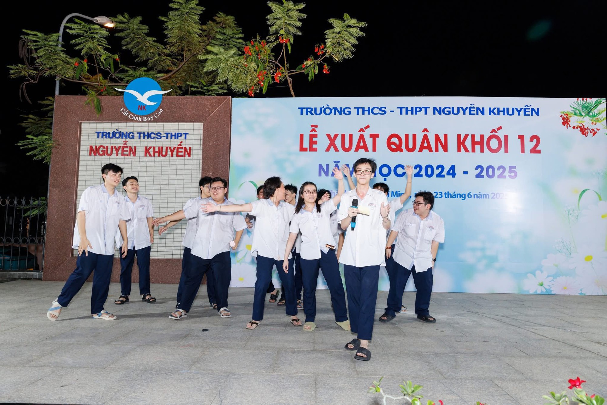 Thủ khoa khối B toàn quốc: Đi học xa nhà, cuối tuần bán đồ ăn phụ mẹ - Ảnh 2.