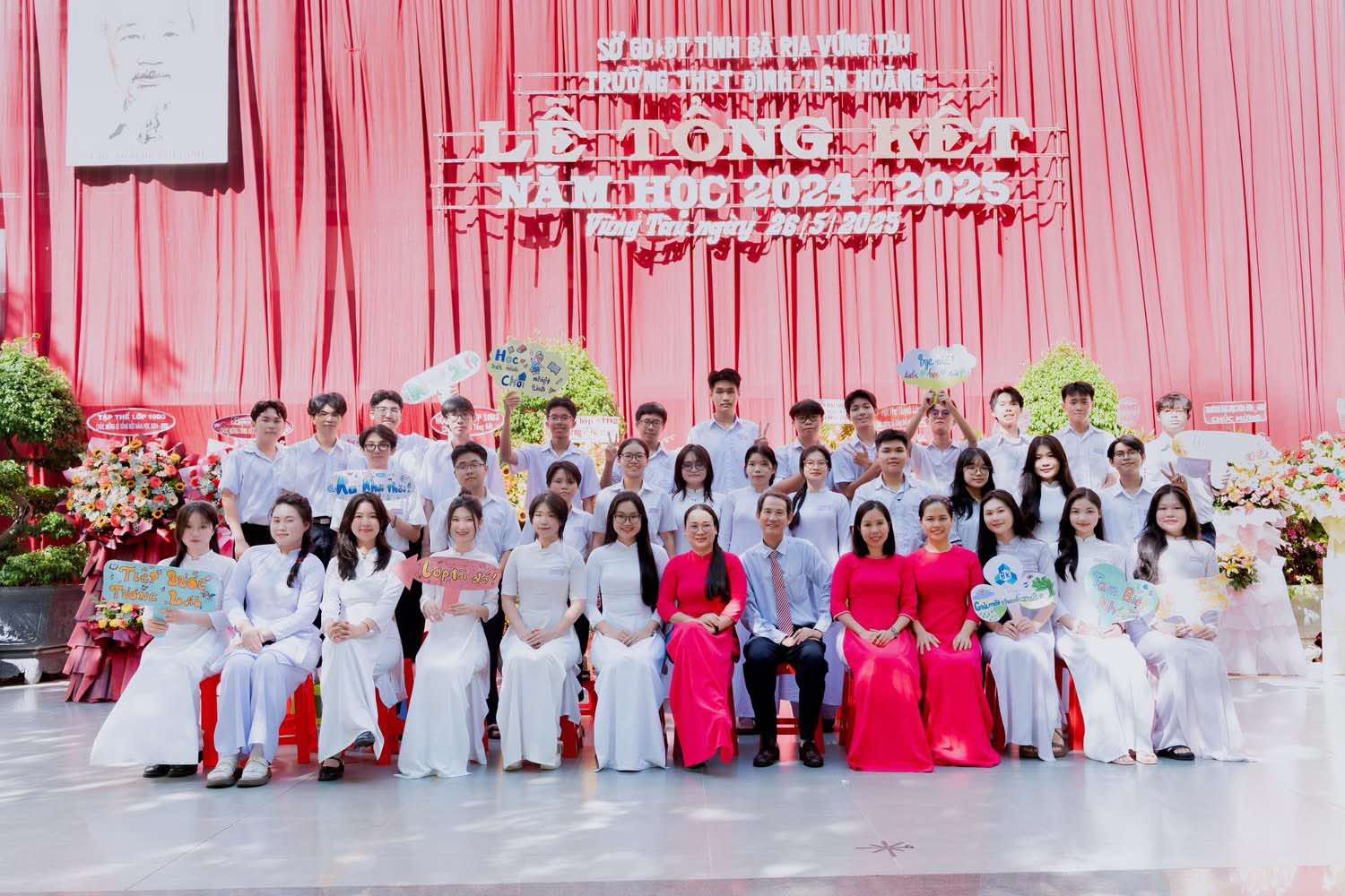 Thủ khoa khối A00 đến từ TP.HCM: Ba mẹ đi làm xa, sống cùng các dì- Ảnh 2. Thủ khoa khối A00 đến từ TP.HCM: Ba mẹ đi làm xa, sống cùng các dì- Ảnh 2.