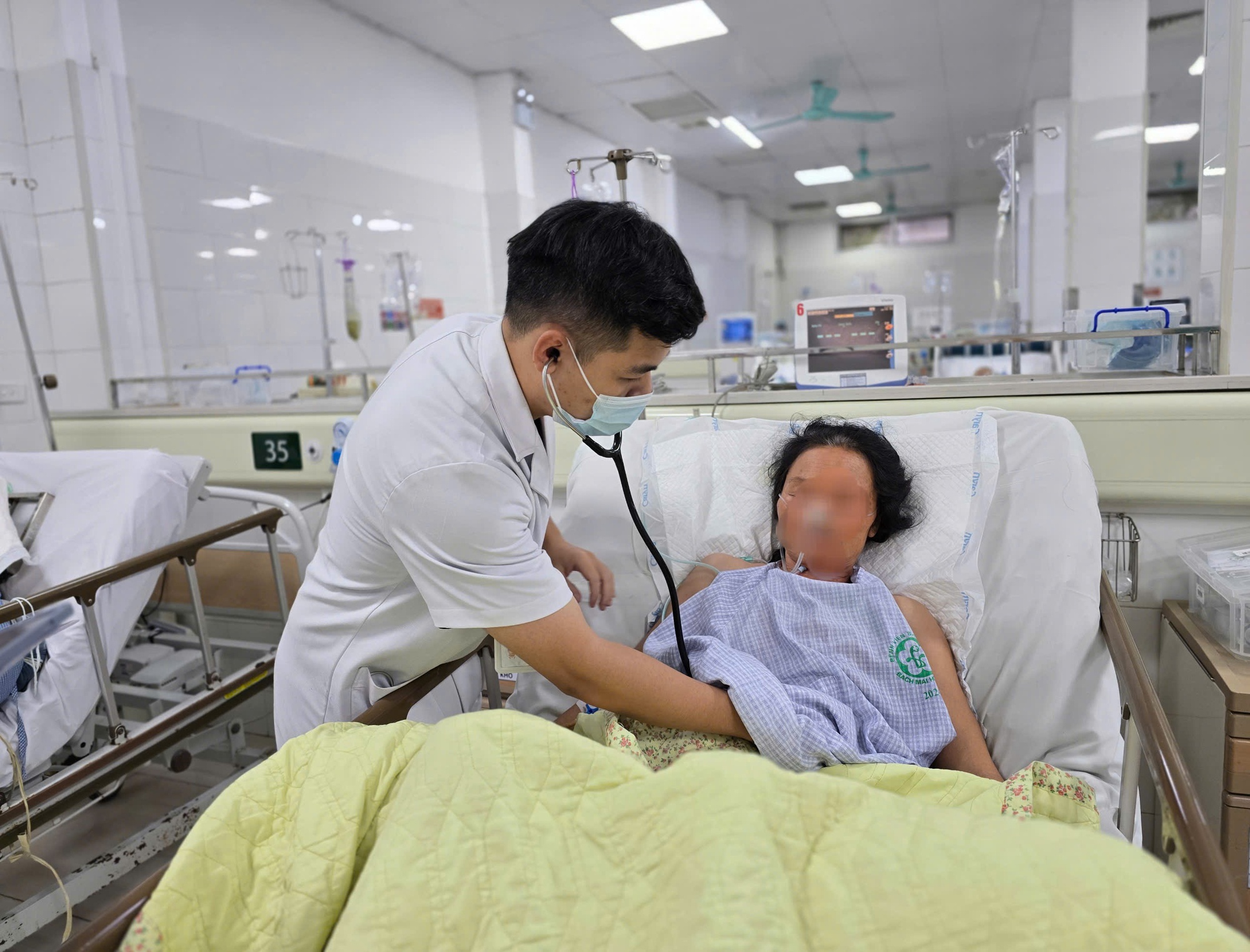 Cấp cứu bệnh nhân bị sét đánh chảy máu não - Ảnh 1.