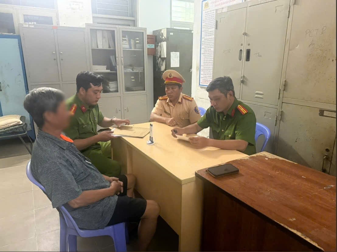 CSGT mời làm việc người phun chữ 'bắn tốc độ' cảnh báo cho người đi đường - Ảnh 1.