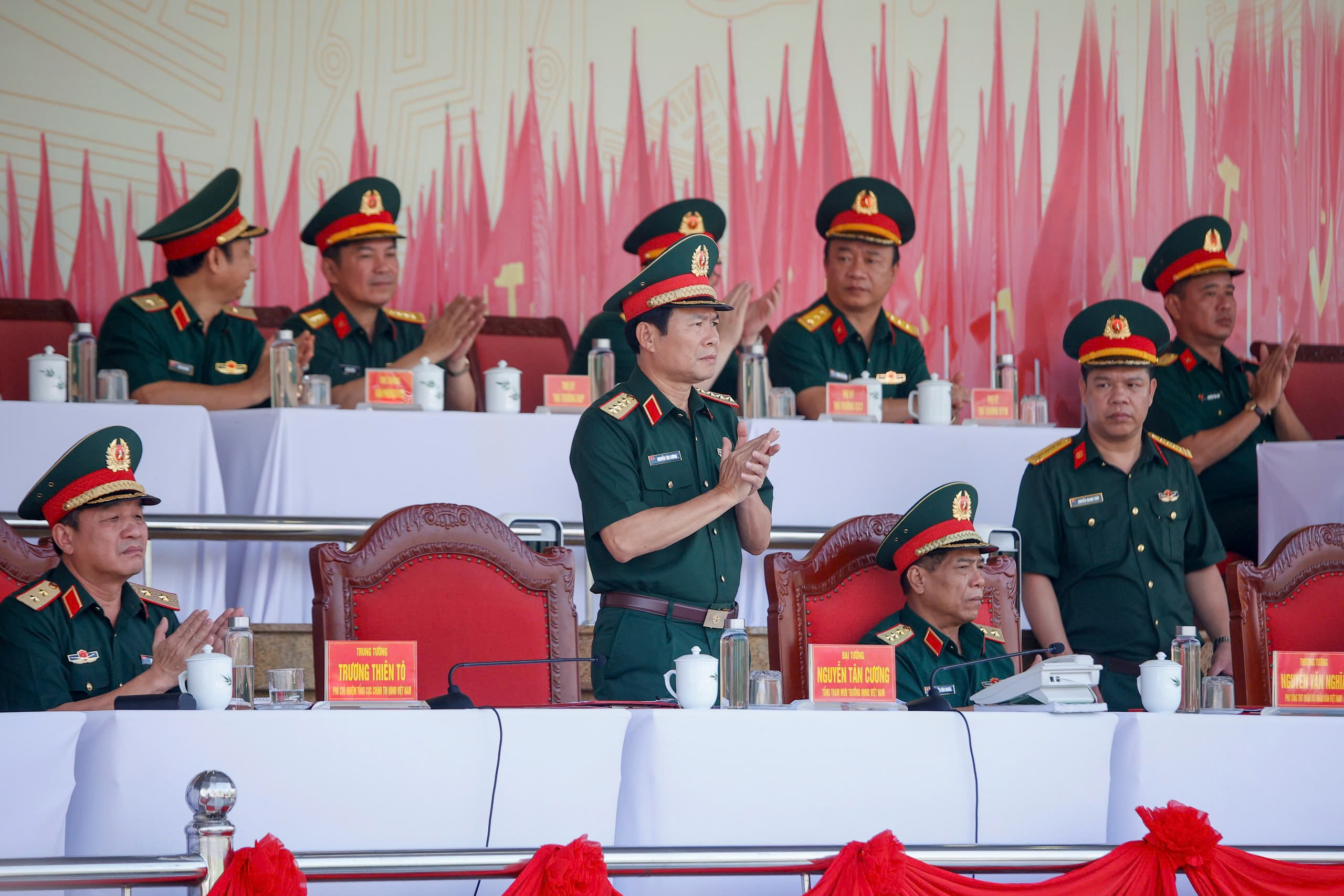 Mãn nhãn buổi diễu binh 15 . 000 Chiến sĩ công an và quân đội hợp luyện - Ảnh 1. Mãn nhãn buổi diễu binh 15 . 000 Chiến sĩ công an và quân đội hợp luyện - Ảnh 1.