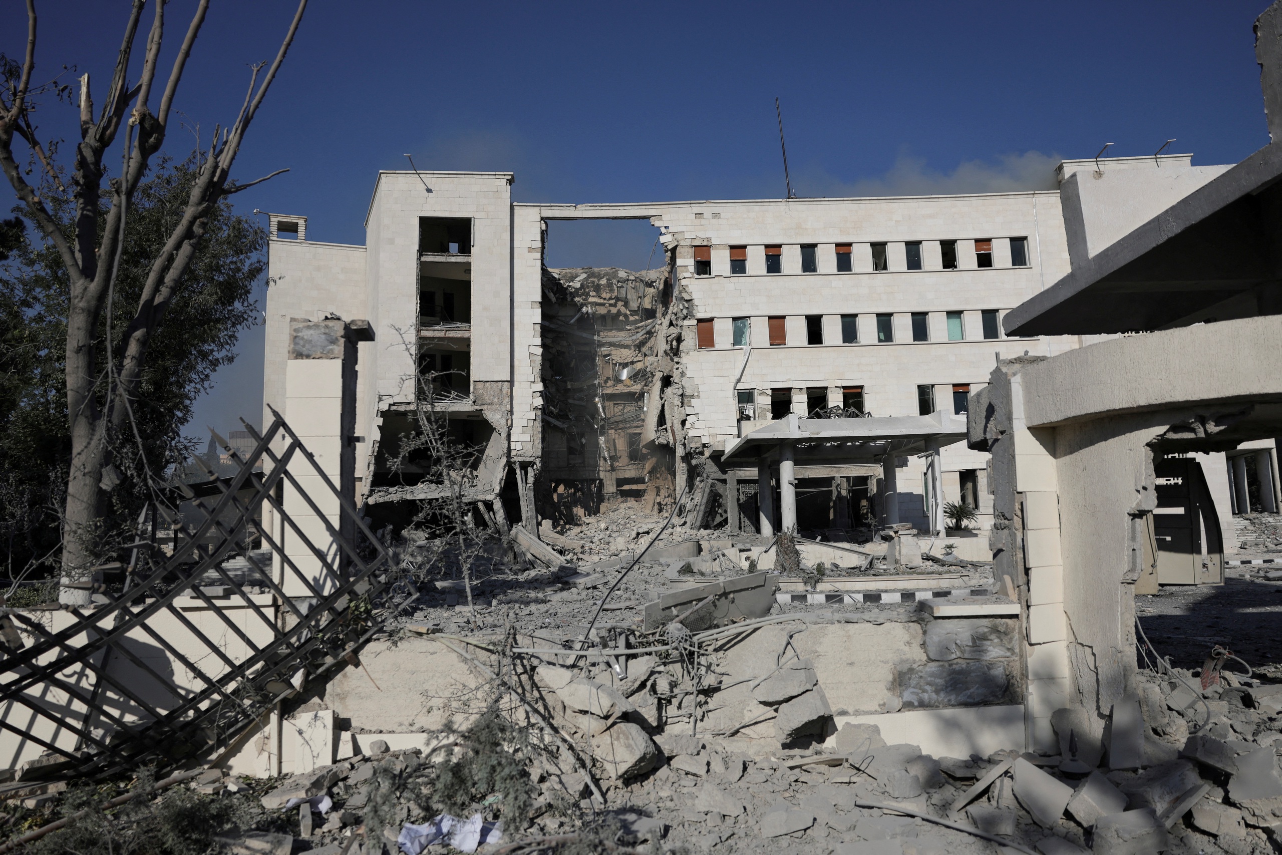 Israel không kích Damascus giữa lúc giao tranh dữ dội ở miền nam Syria - Ảnh 1.