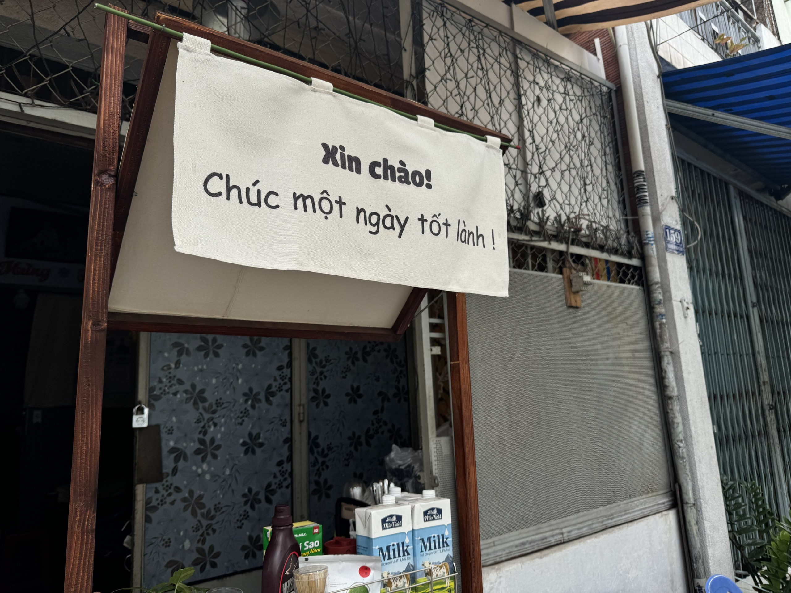 Bảng hiệu dễ thương ở quán cà phê, tiệm tóc TP.HCM: Ai đi ngang cũng mỉm cười- Ảnh 1.