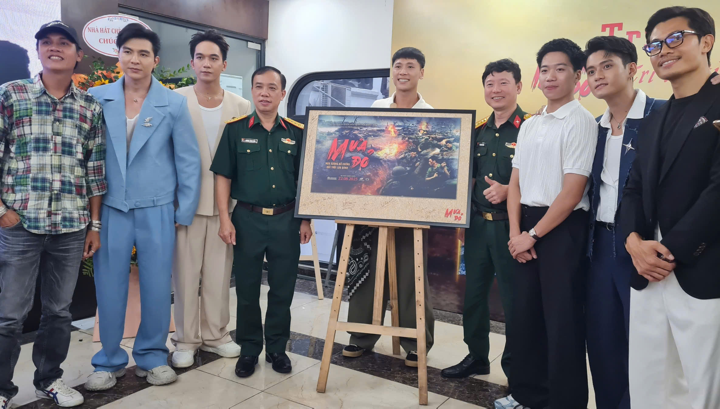 Der Zweitplatzierte Chau Anh und der Schauspieler Do Nhat Hoang waren von der Ausstellung „Red Rain“ bewegt – Foto 6. Á hậu Châu Anh, diễn viên Đỗ Nhật Hoàng xúc động tại triển lãm 'Mưa đỏ'- Ảnh 6.