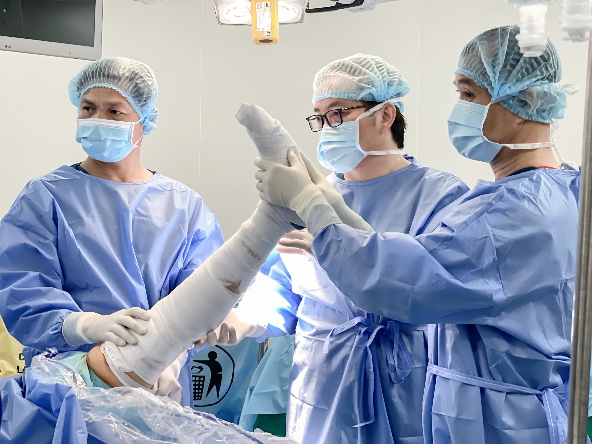 Phẫu thuật tái tạo dây chằng cho bệnh nhân sau 10 năm chấn thương - Ảnh 2.
