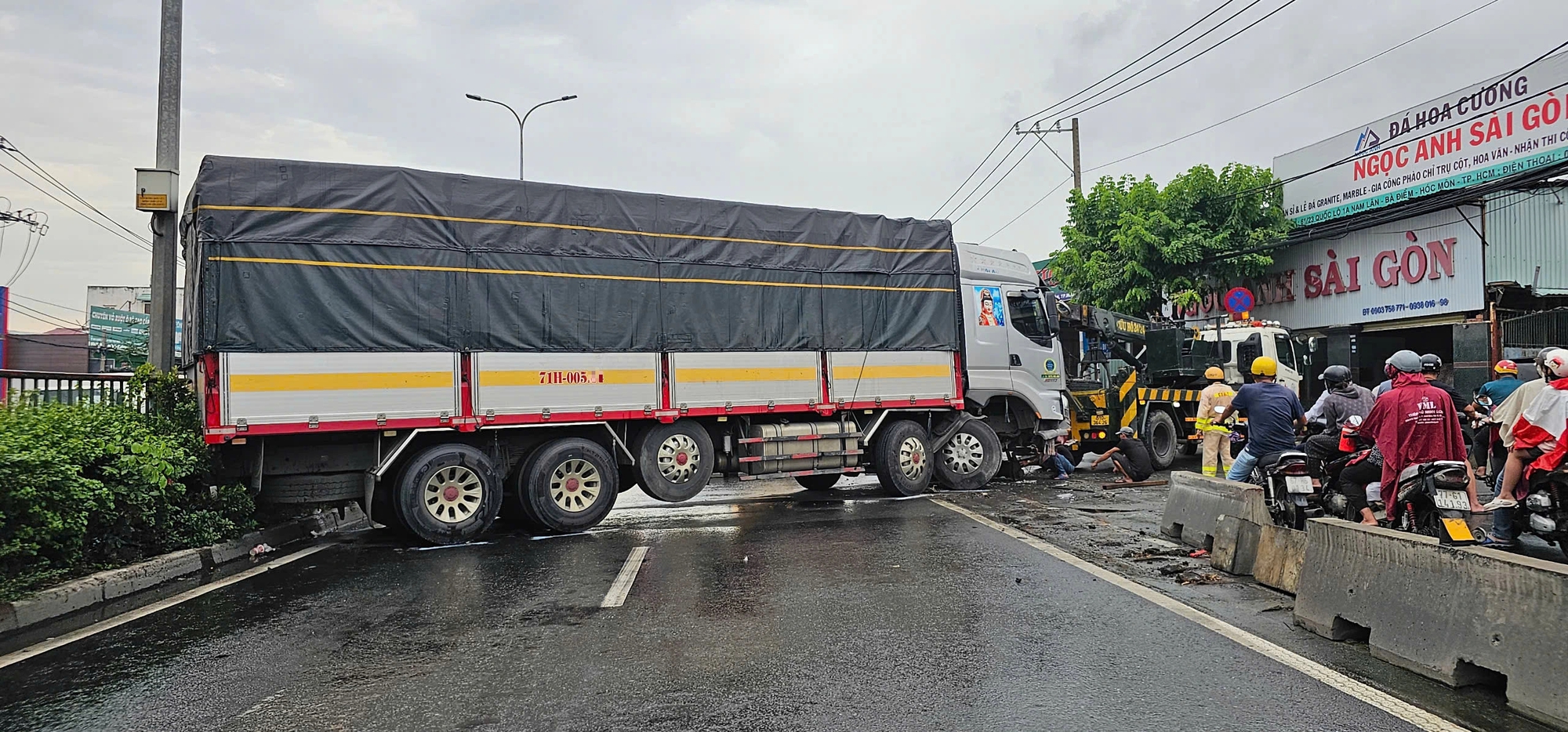 Xe tải tông dải phân cách, đường về miền Tây chật vật giữa trời mưa