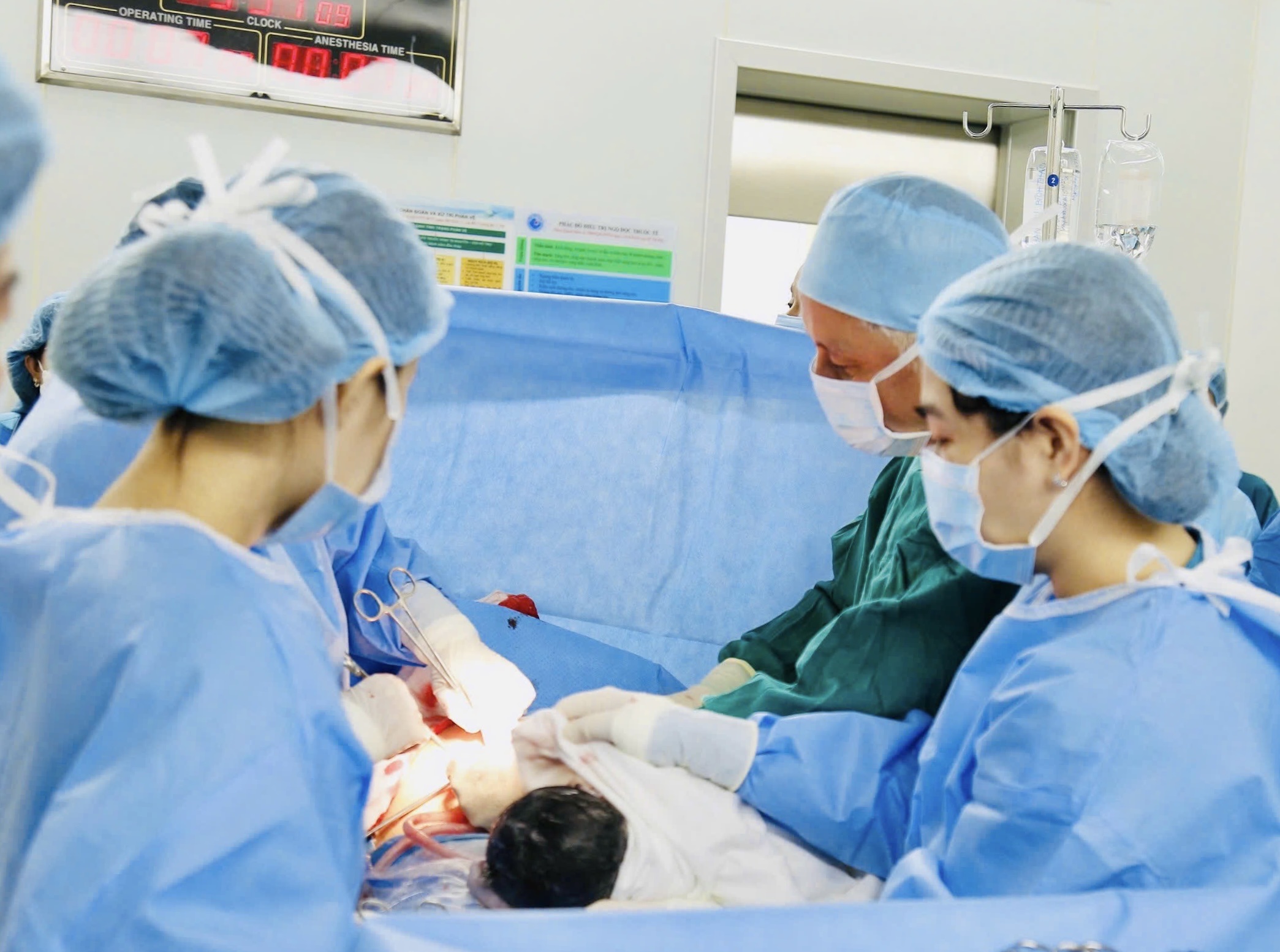 Phép màu y khoa: Bé trai chào đời khỏe mạnh nhờ thông tim từ trong bụng mẹ - Ảnh 1.