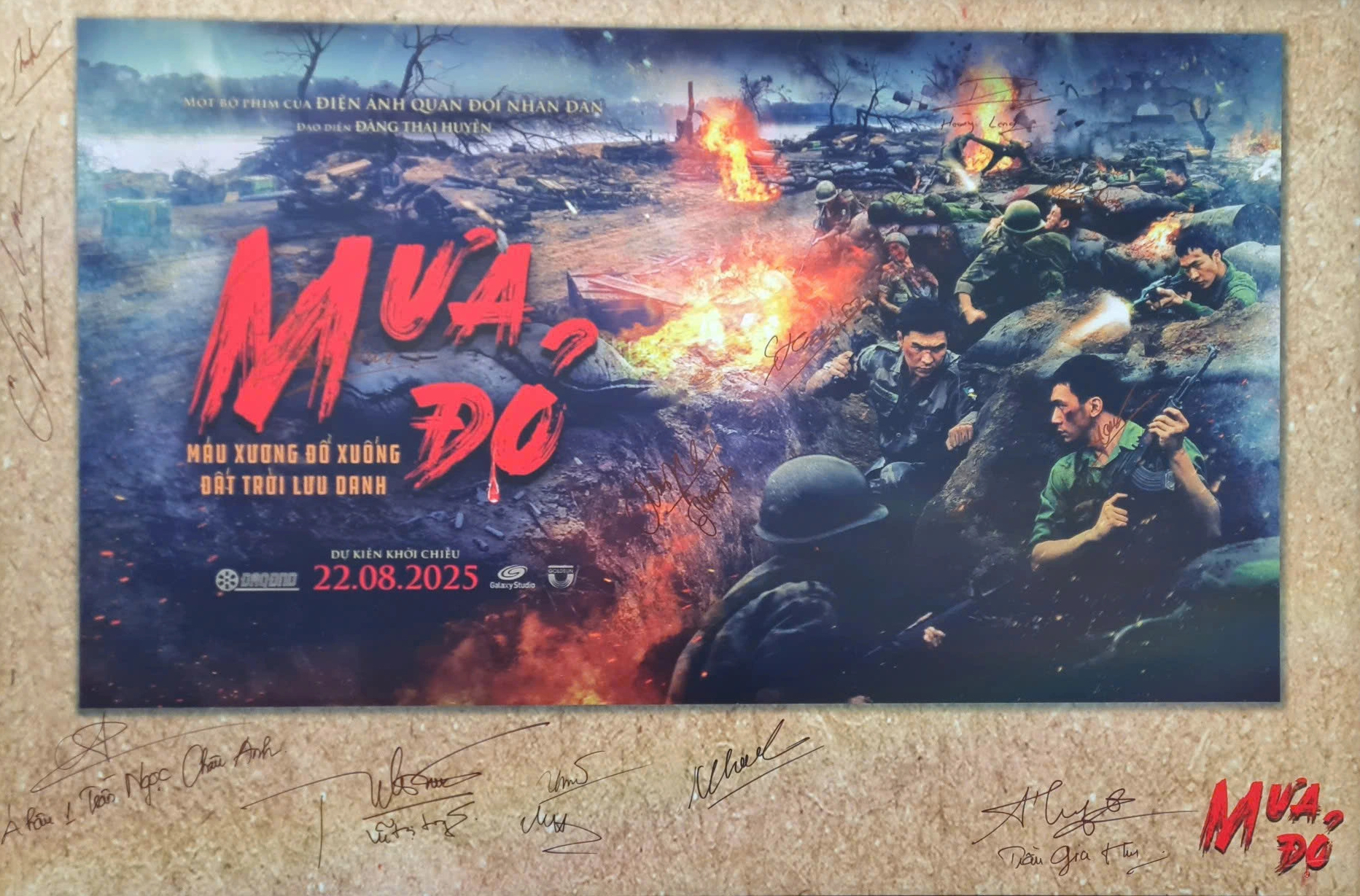 Der Zweitplatzierte Chau Anh und der Schauspieler Do Nhat Hoang waren von der Ausstellung „Red Rain“ bewegt – Foto 2. Á hậu Châu Anh, diễn viên Đỗ Nhật Hoàng xúc động tại triển lãm 'Mưa đỏ'- Ảnh 2.