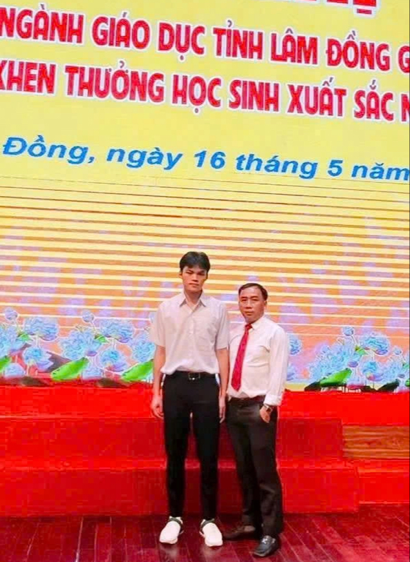Nam sinh Lâm Đồng 10 điểm vật lý, 10 hóa học, 9,5 toán nhờ 1 phương pháp - Ảnh 3.