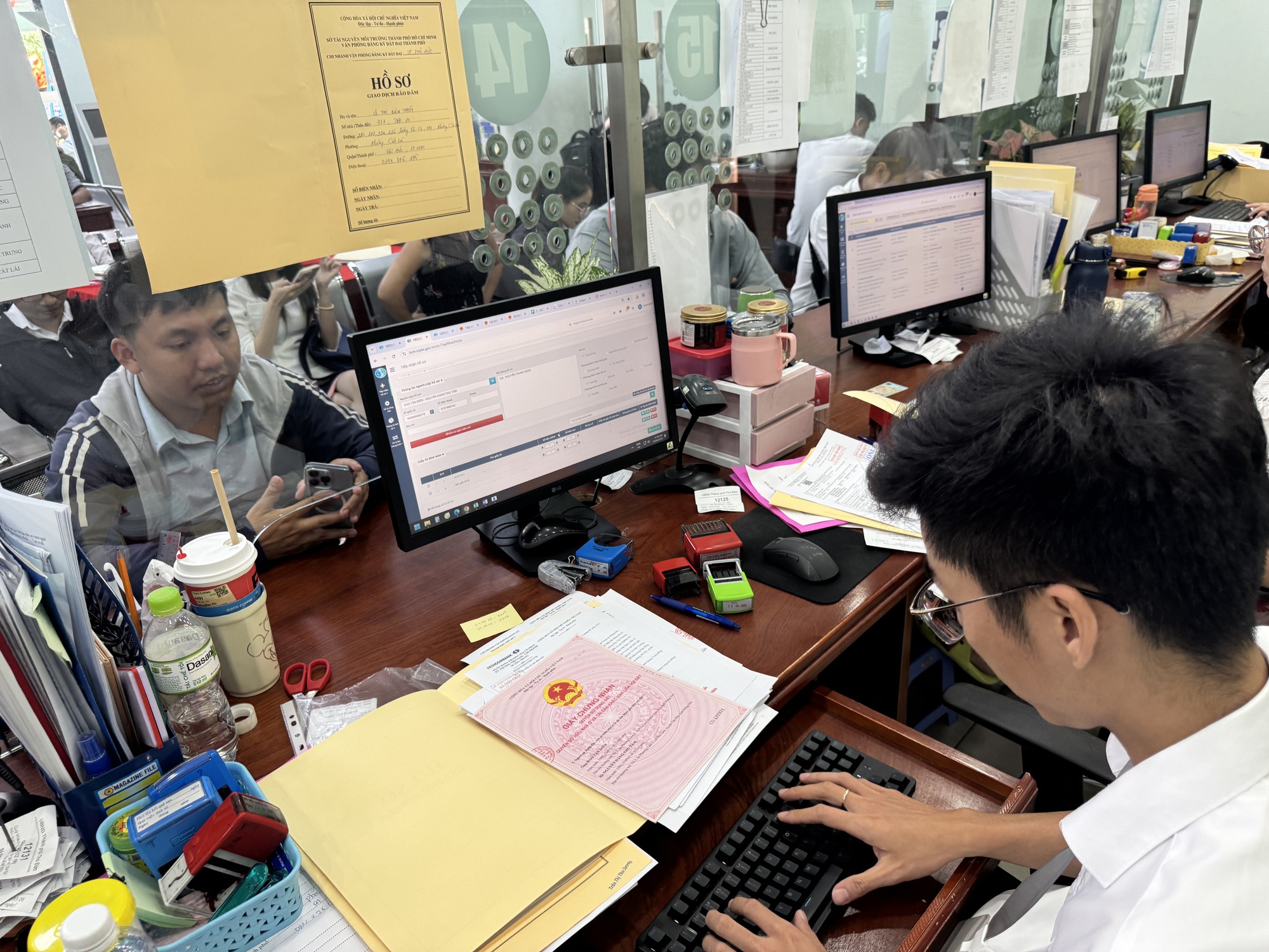 Thủ tướng chỉ đạo cử cán bộ xuống cơ sở tháo gỡ khó khăn cấp sổ hồng - Ảnh 1.